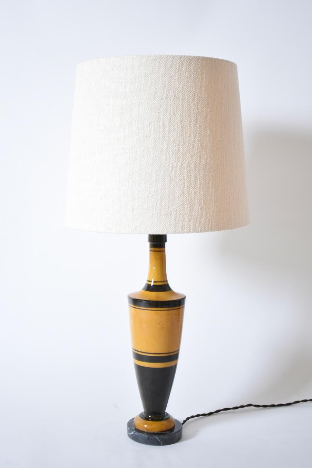 Vernissé Paire de lampes néoclassiques en terre cuite émaillée, 1970 en vente