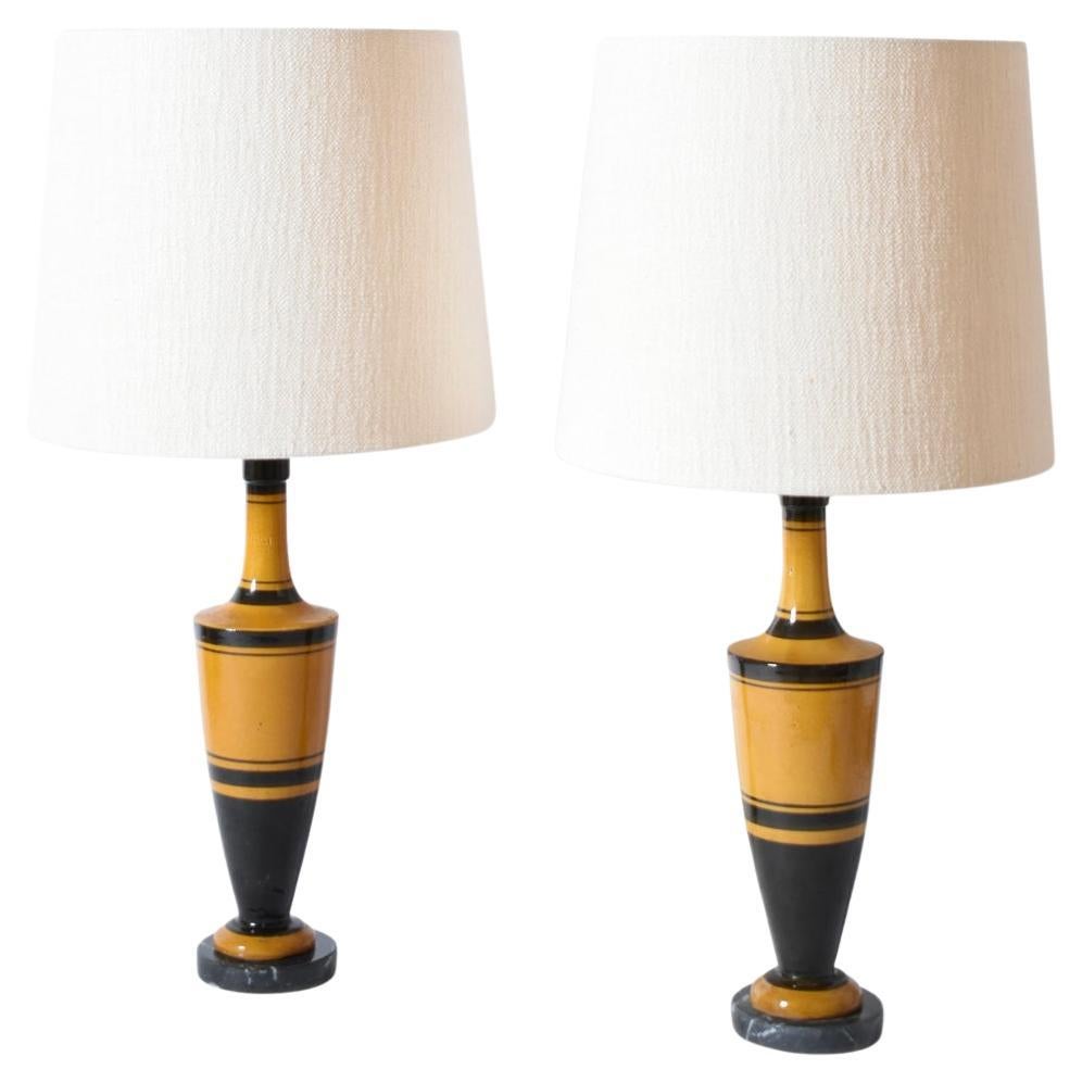 Coppia di lampade neoclassiche in terracotta smaltata, anni '70