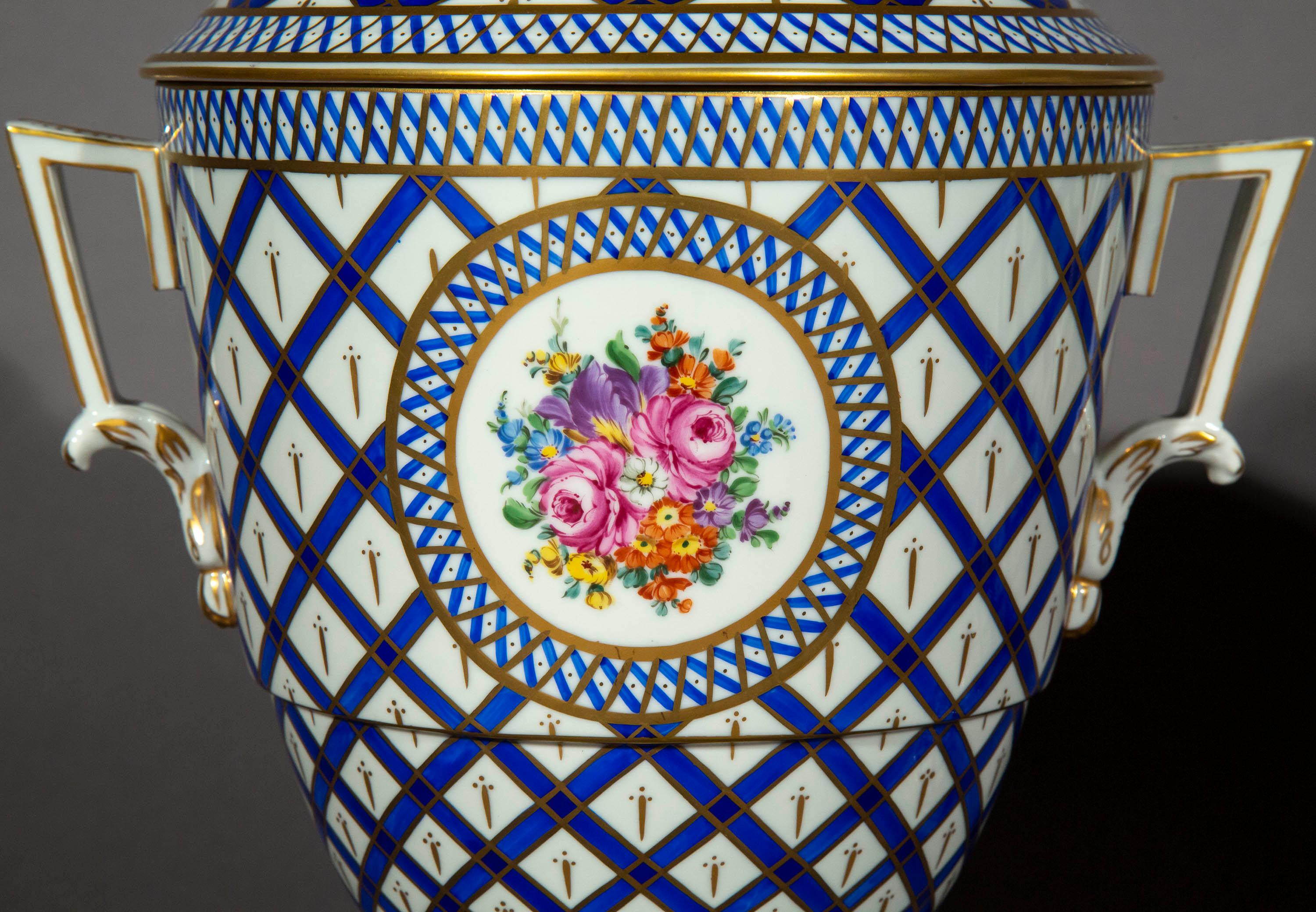Allemand Paire de vases en porcelaine peints à la main de style néoclassique en vente