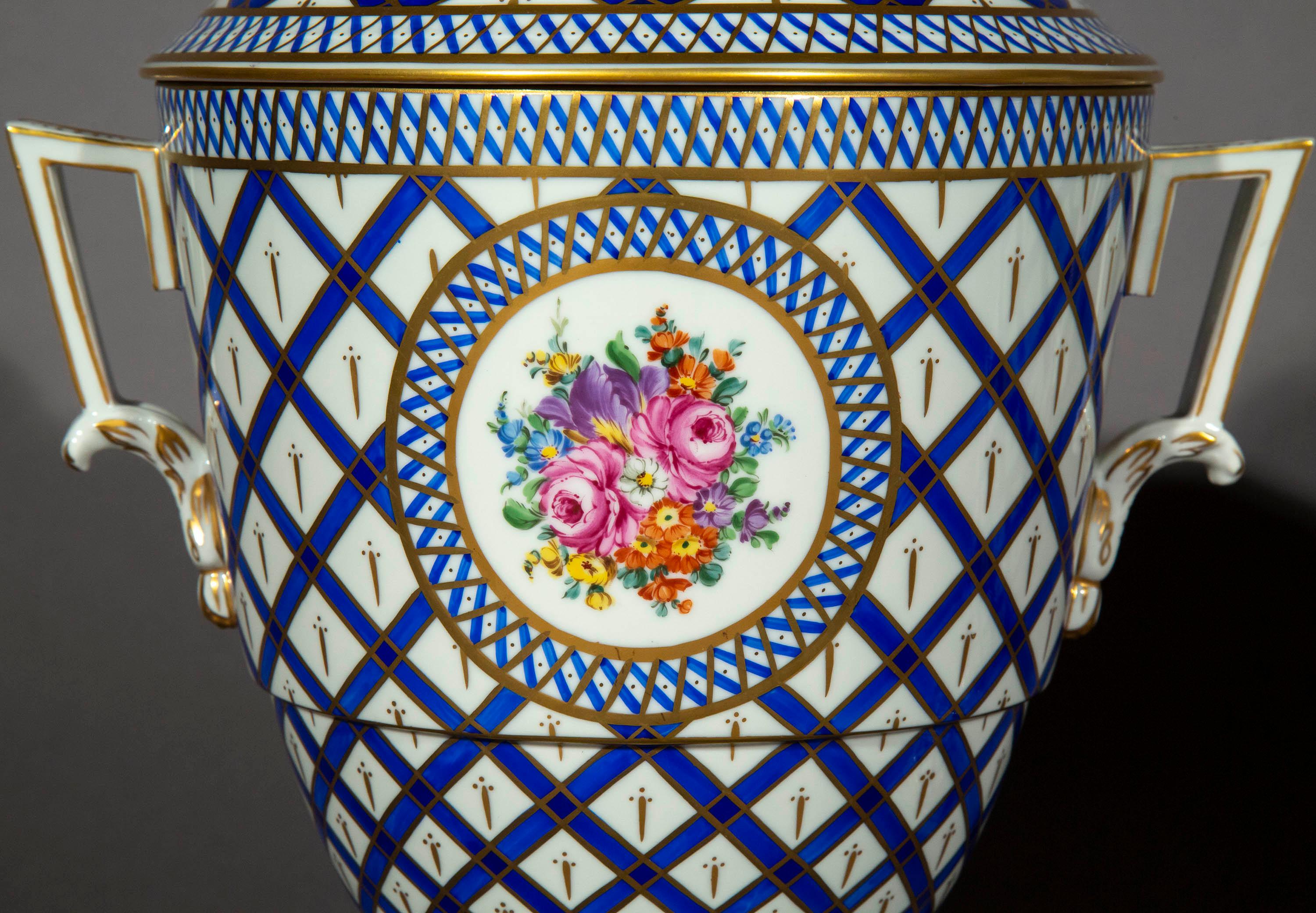 Allemand Paire de vases en porcelaine peints à la main au début du 20e siècle, vers 1920 en vente
