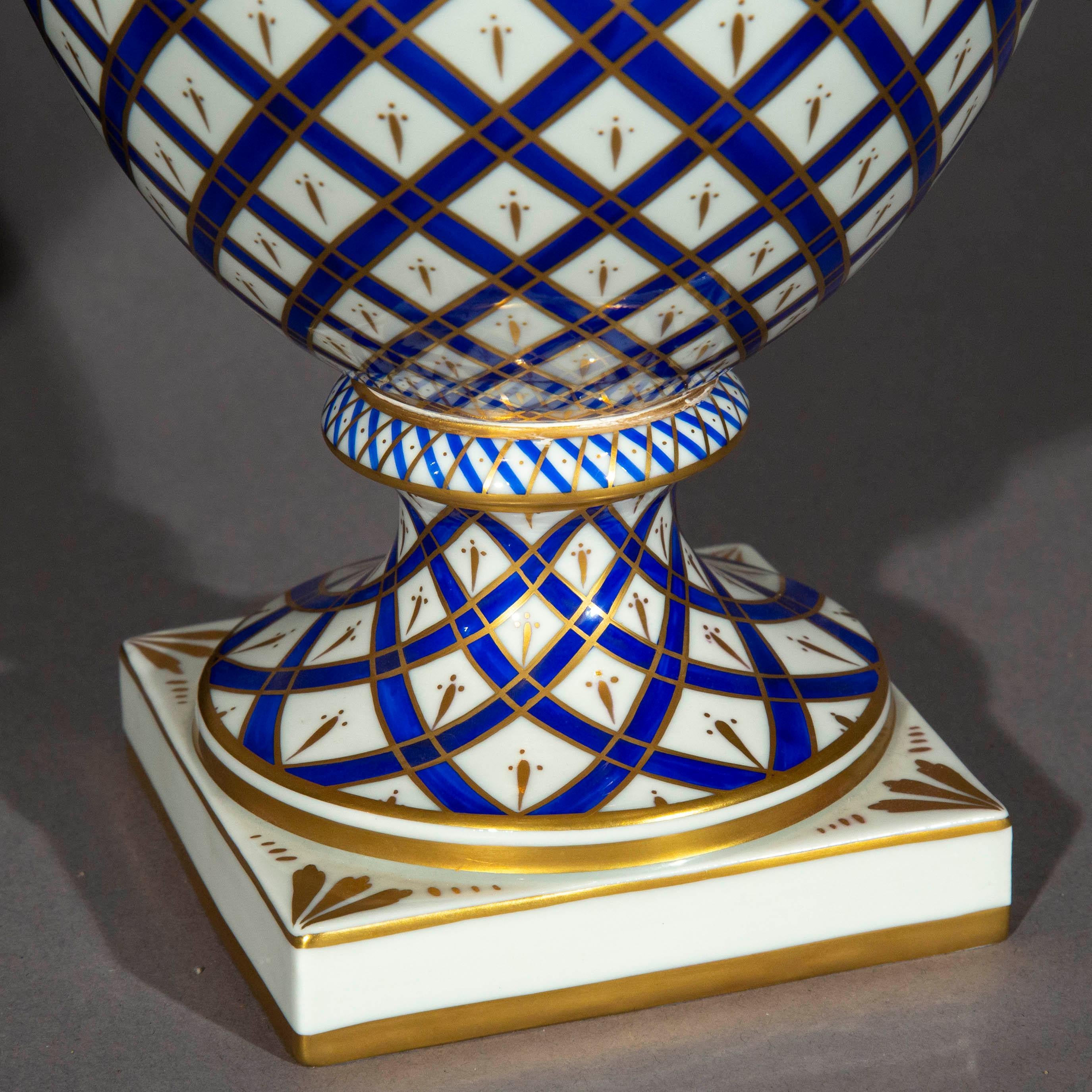 Paire de vases en porcelaine peints à la main de style néoclassique en vente 1