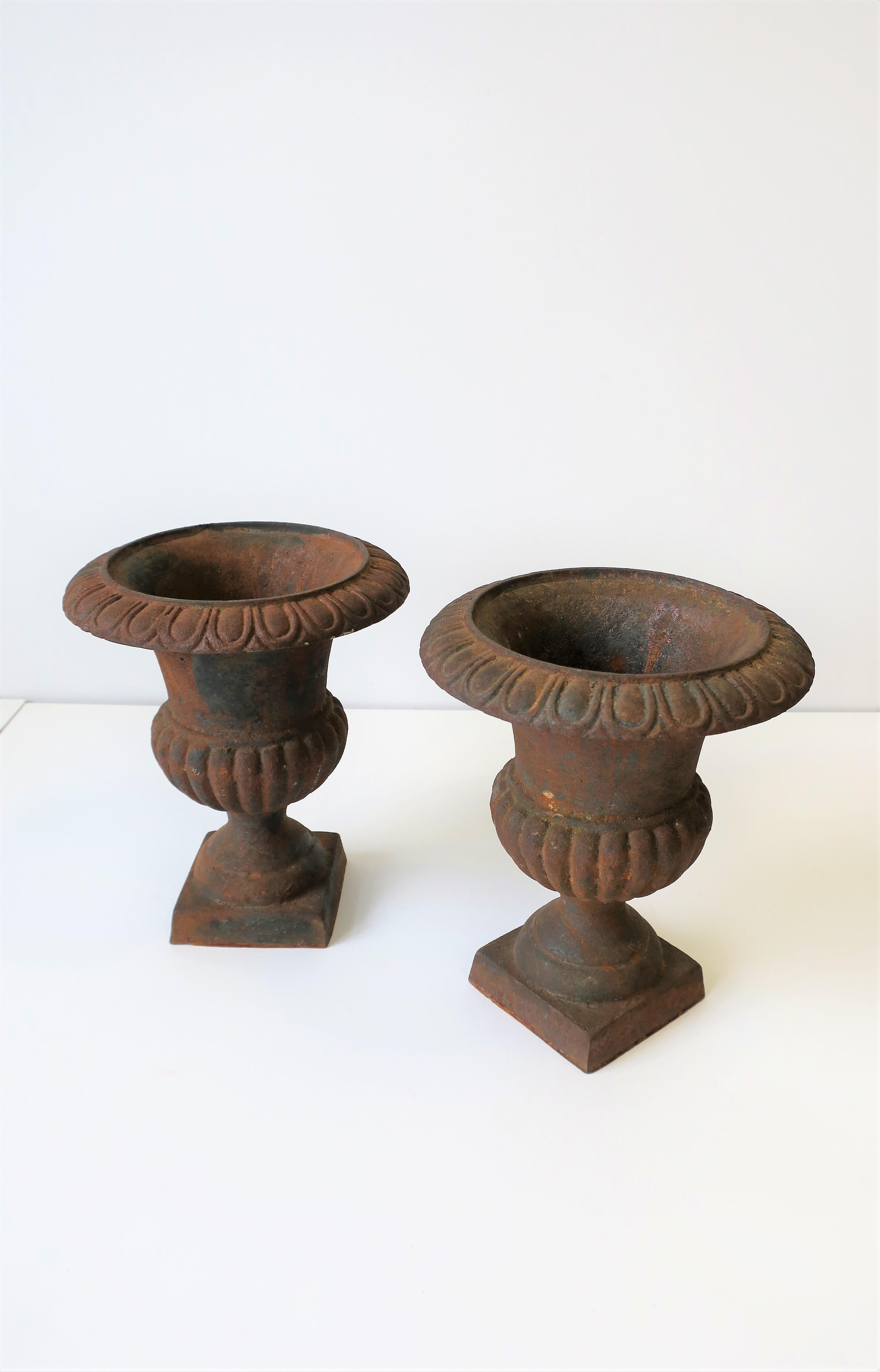 Neoclassical Iron Urns Flower or Plant Planters Jardinières, Pair In Good Condition For Sale In New York, NY