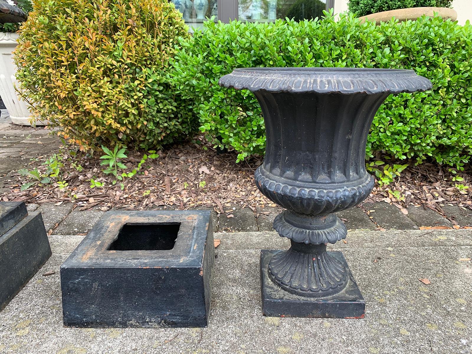 Early 20th Century Pair of Neoclassical Iron Urns with Stands, circa 1900