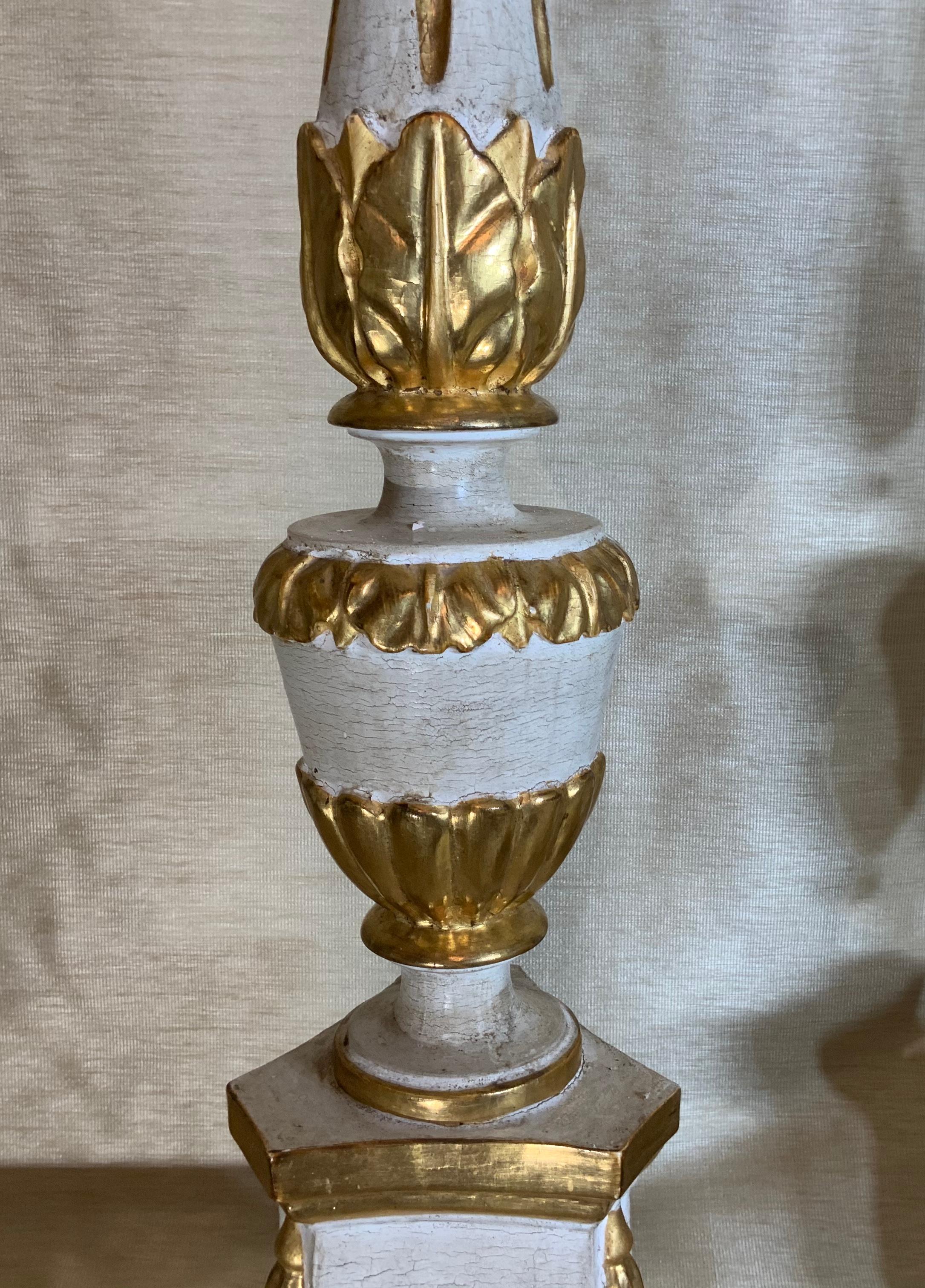 Paar neoklassische italienische geschnitzte Gold-Goldholz-Kerzenständer Tischlampen im Angebot 3