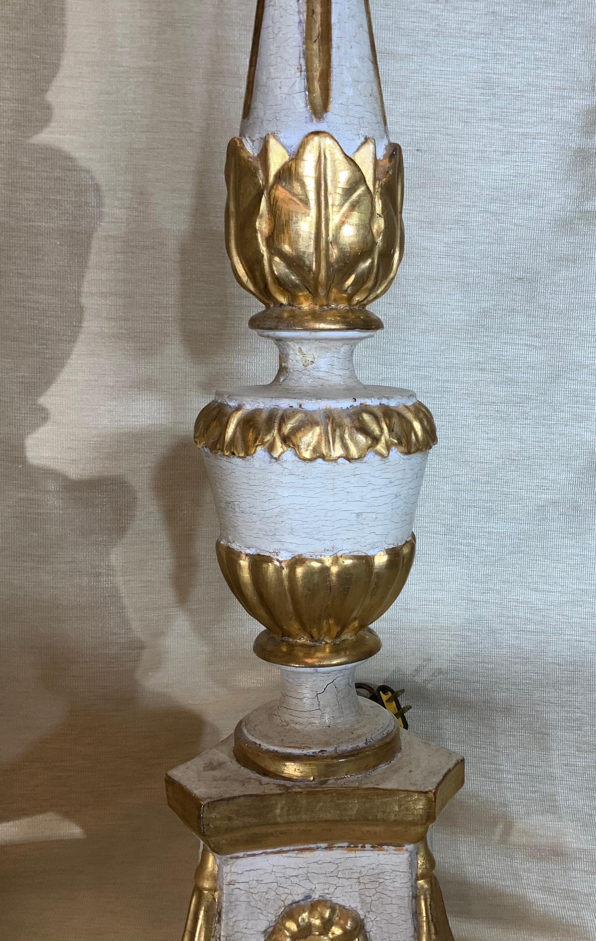 Paar neoklassische italienische geschnitzte Gold-Goldholz-Kerzenständer Tischlampen im Angebot 4
