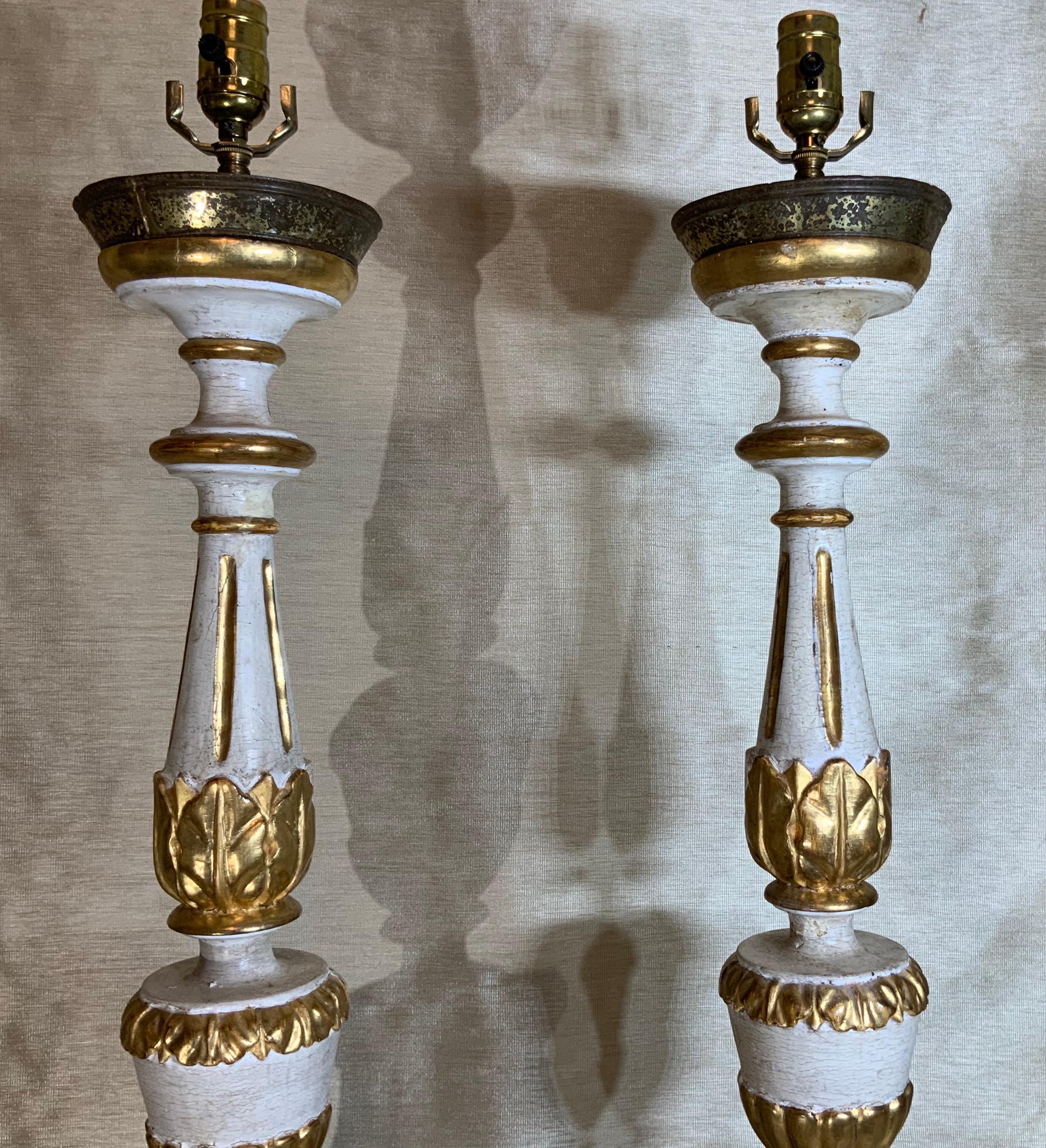 Pair of Neoclassical Italian Carved Gold Giltwood Candlestick Table Lamps For Sale 8