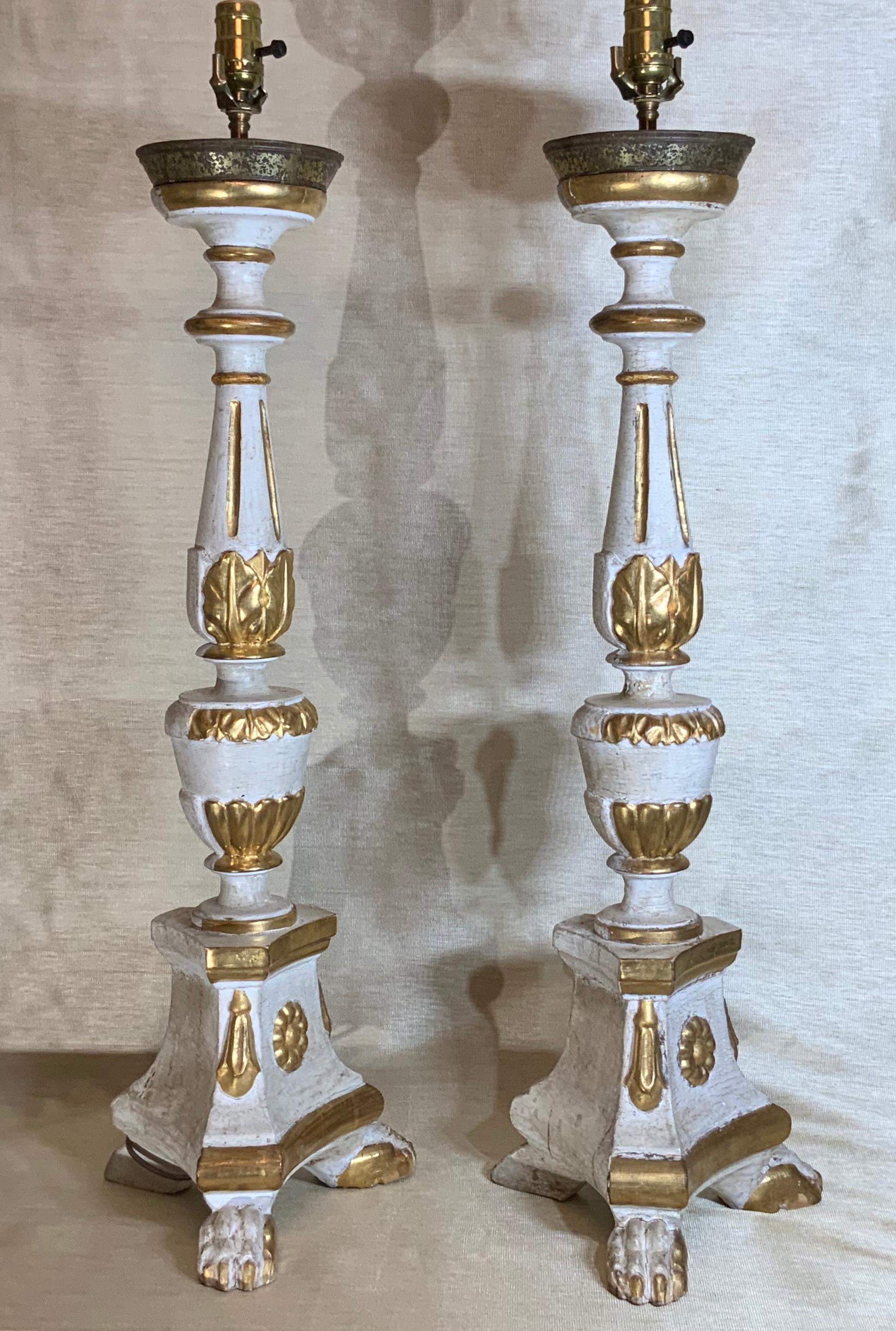 Pair of Neoclassical Italian Carved Gold Giltwood Candlestick Table Lamps For Sale 10