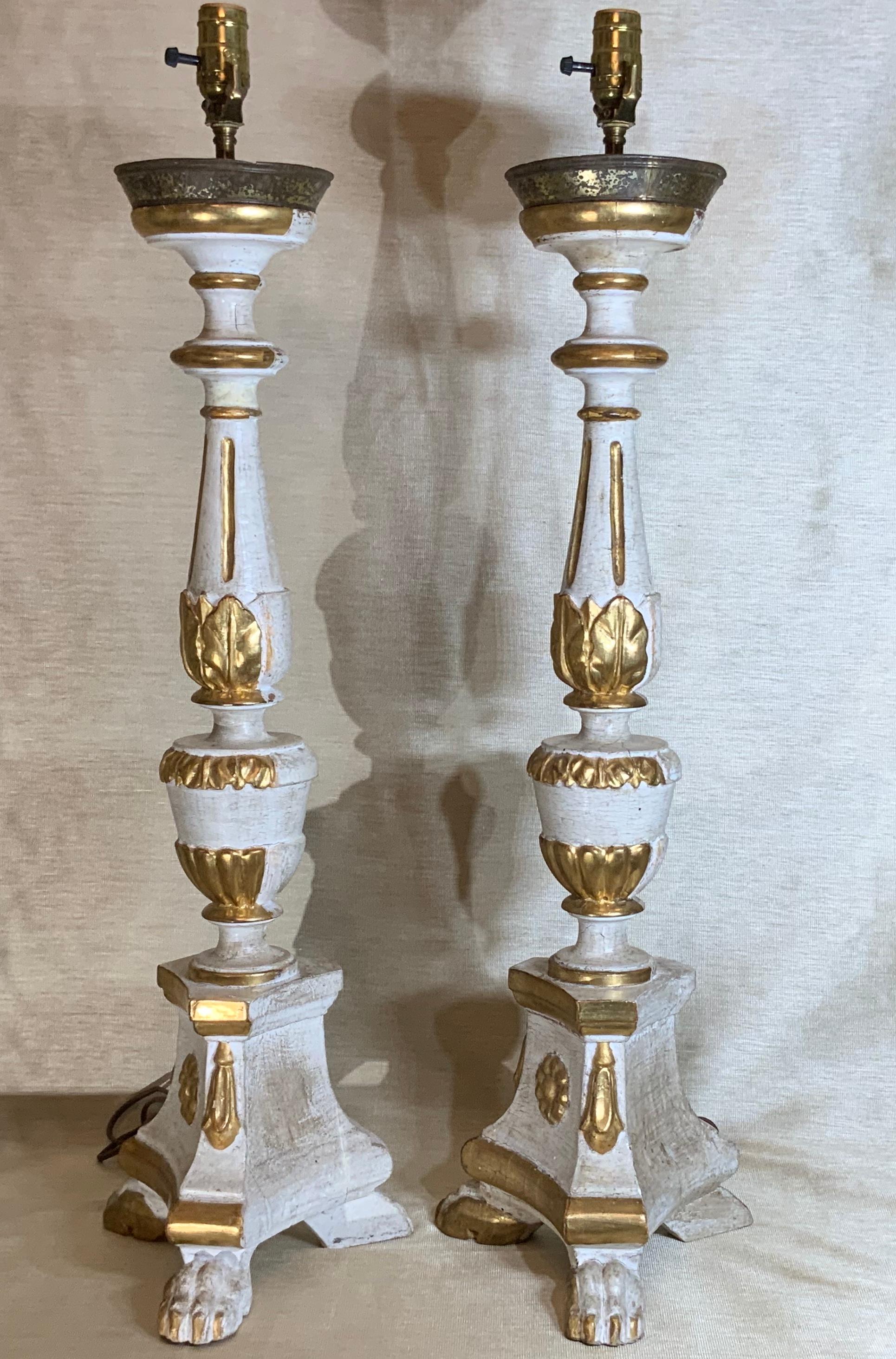 Pair of Neoclassical Italian Carved Gold Giltwood Candlestick Table Lamps For Sale 11