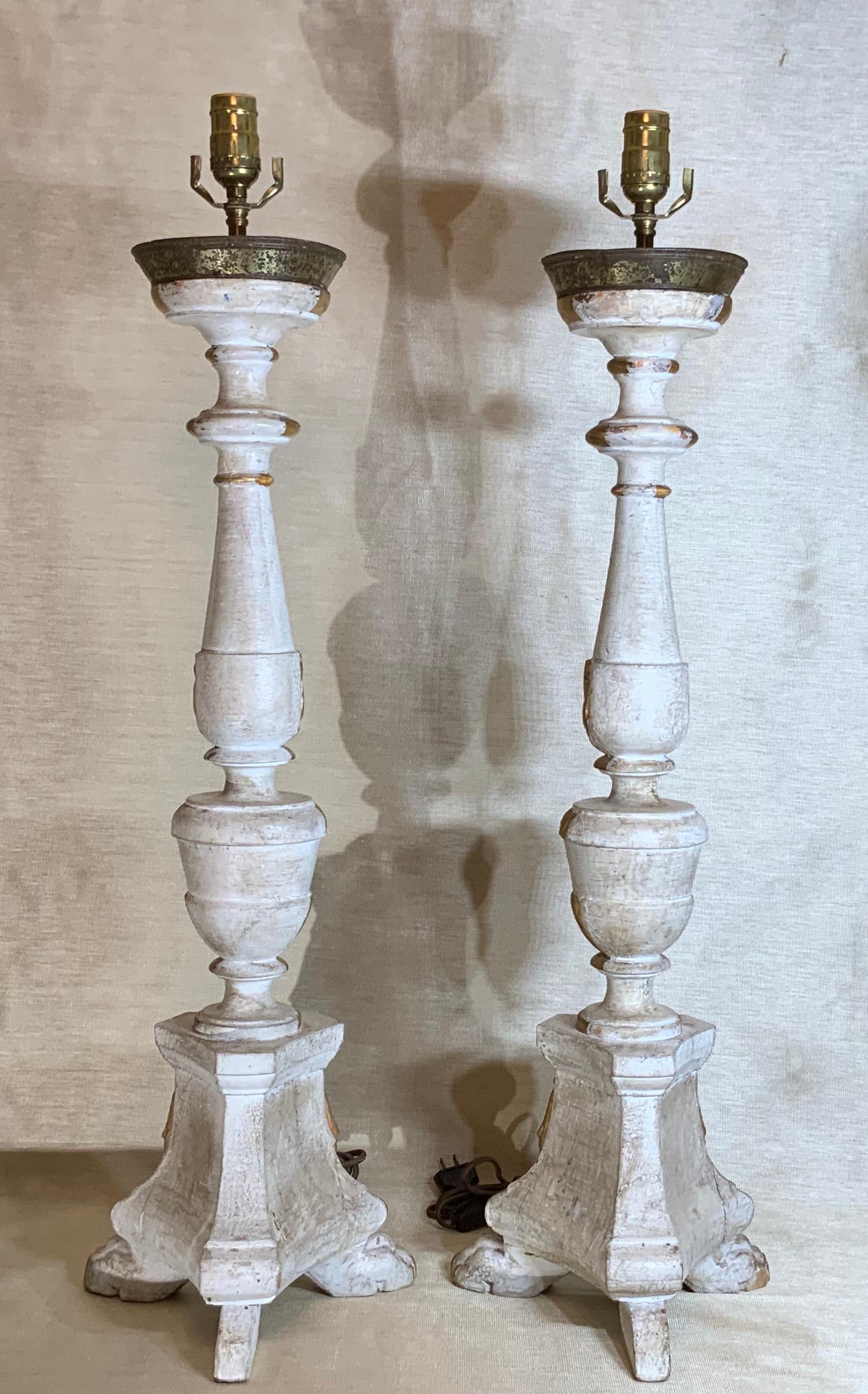 Paar neoklassische italienische geschnitzte Gold-Goldholz-Kerzenständer Tischlampen im Angebot 9