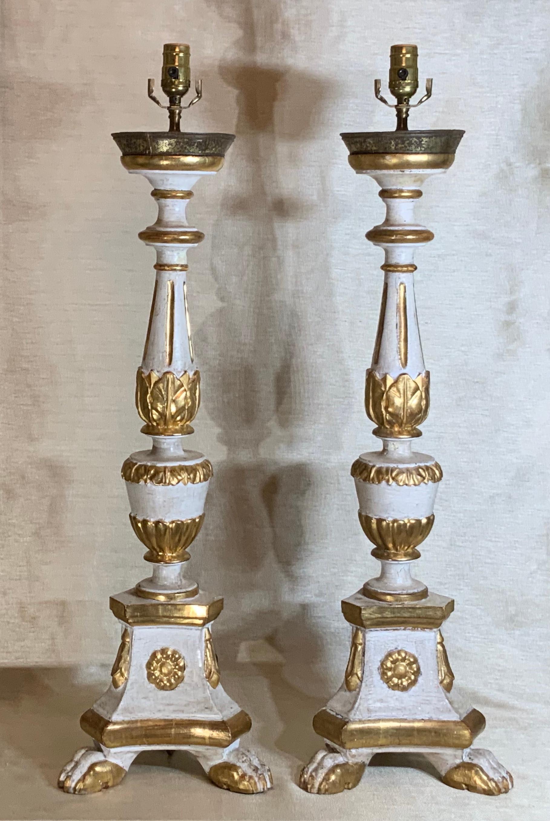 Pair of Neoclassical Italian Carved Gold Giltwood Candlestick Table Lamps For Sale 14