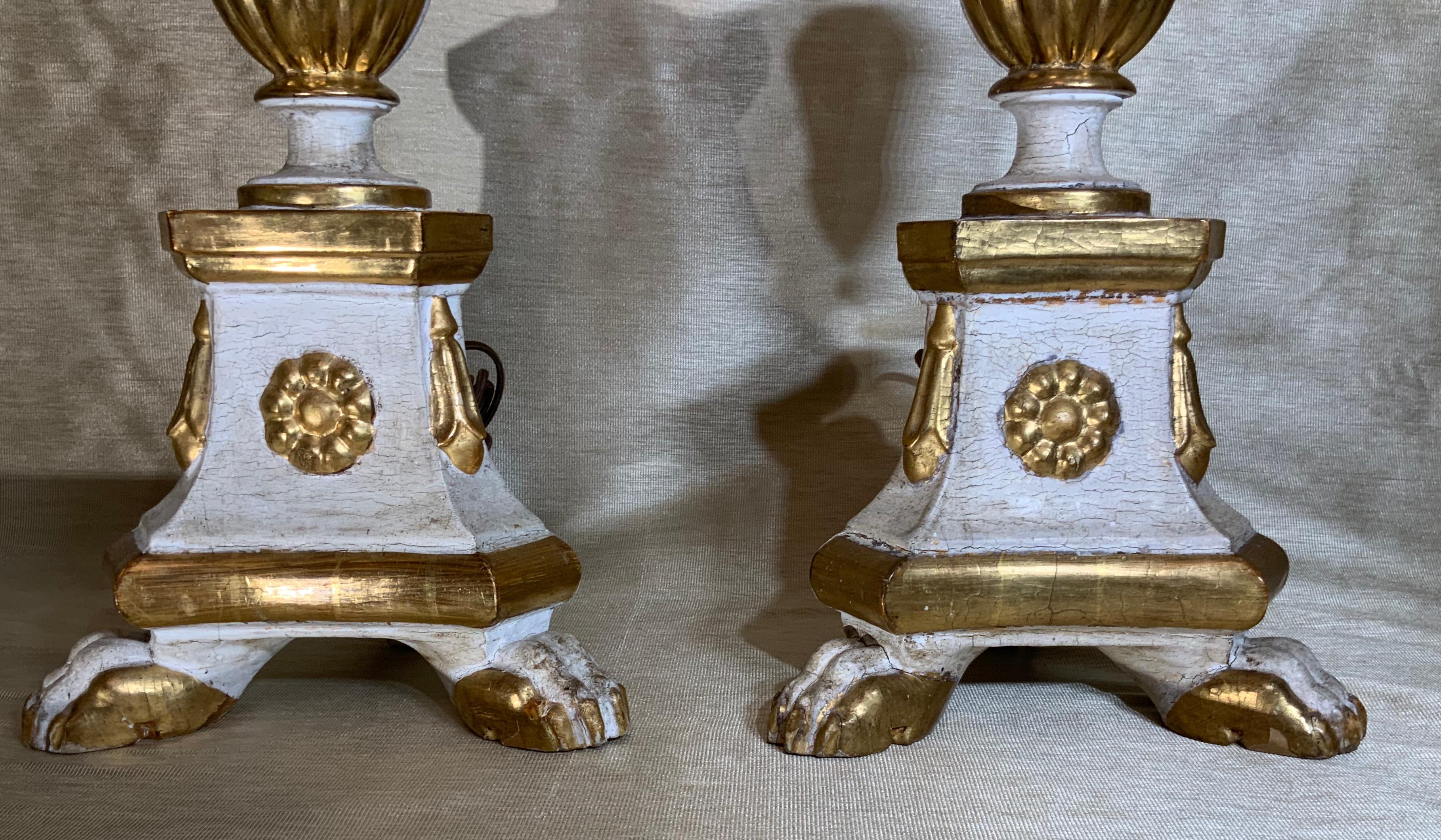 Early 20th Century Pair of Neoclassical Italian Carved Gold Giltwood Candlestick Table Lamps For Sale