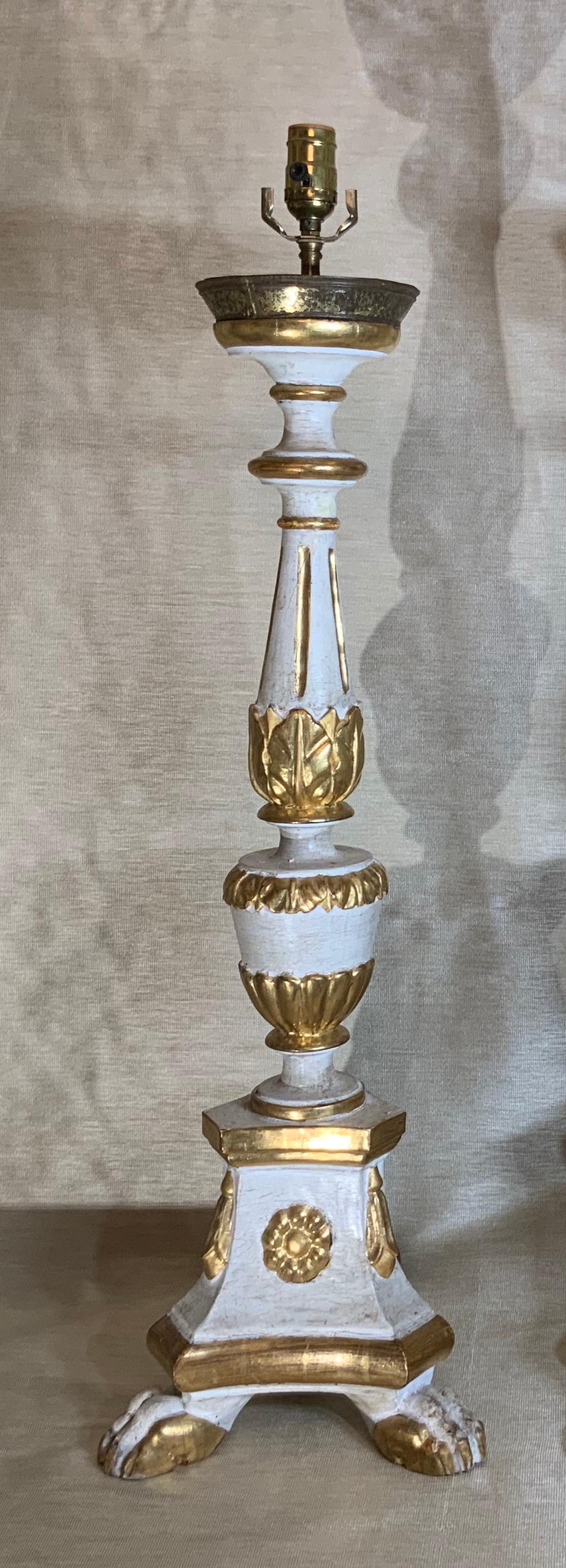 Paar neoklassische italienische geschnitzte Gold-Goldholz-Kerzenständer Tischlampen (Geschnitzt) im Angebot