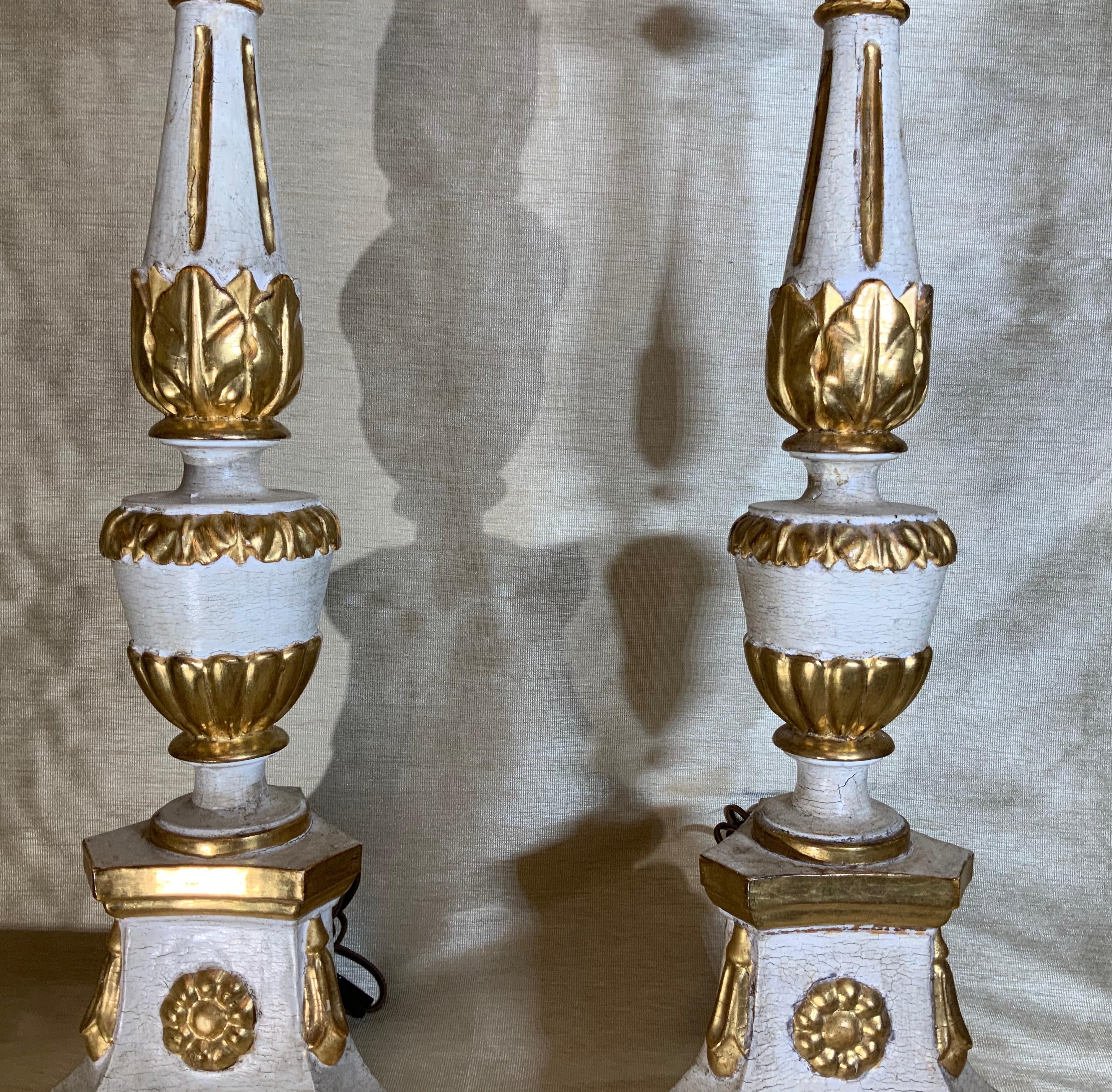 Pair of Neoclassical Italian Carved Gold Giltwood Candlestick Table Lamps For Sale 1