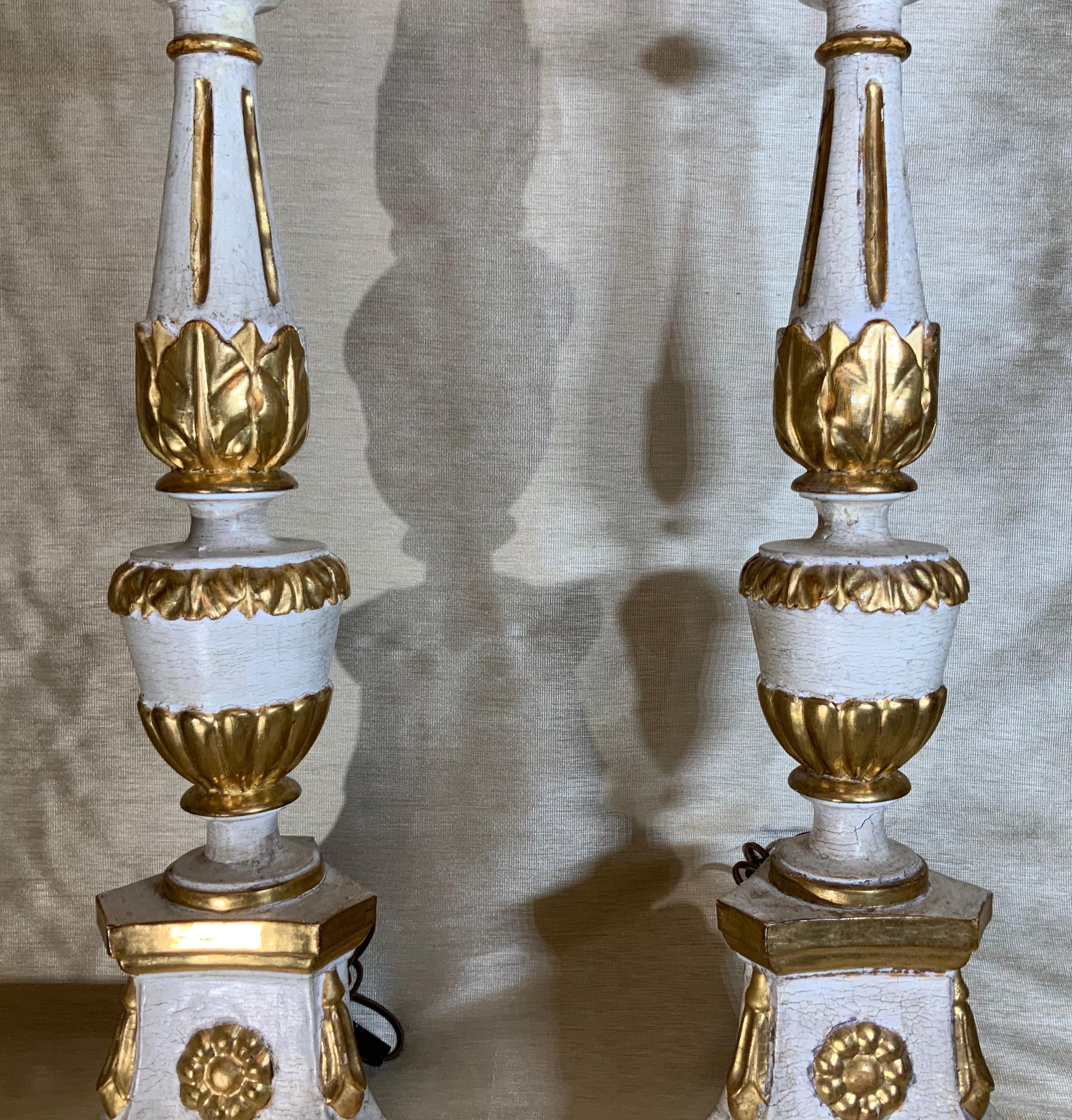 Pair of Neoclassical Italian Carved Gold Giltwood Candlestick Table Lamps For Sale 2