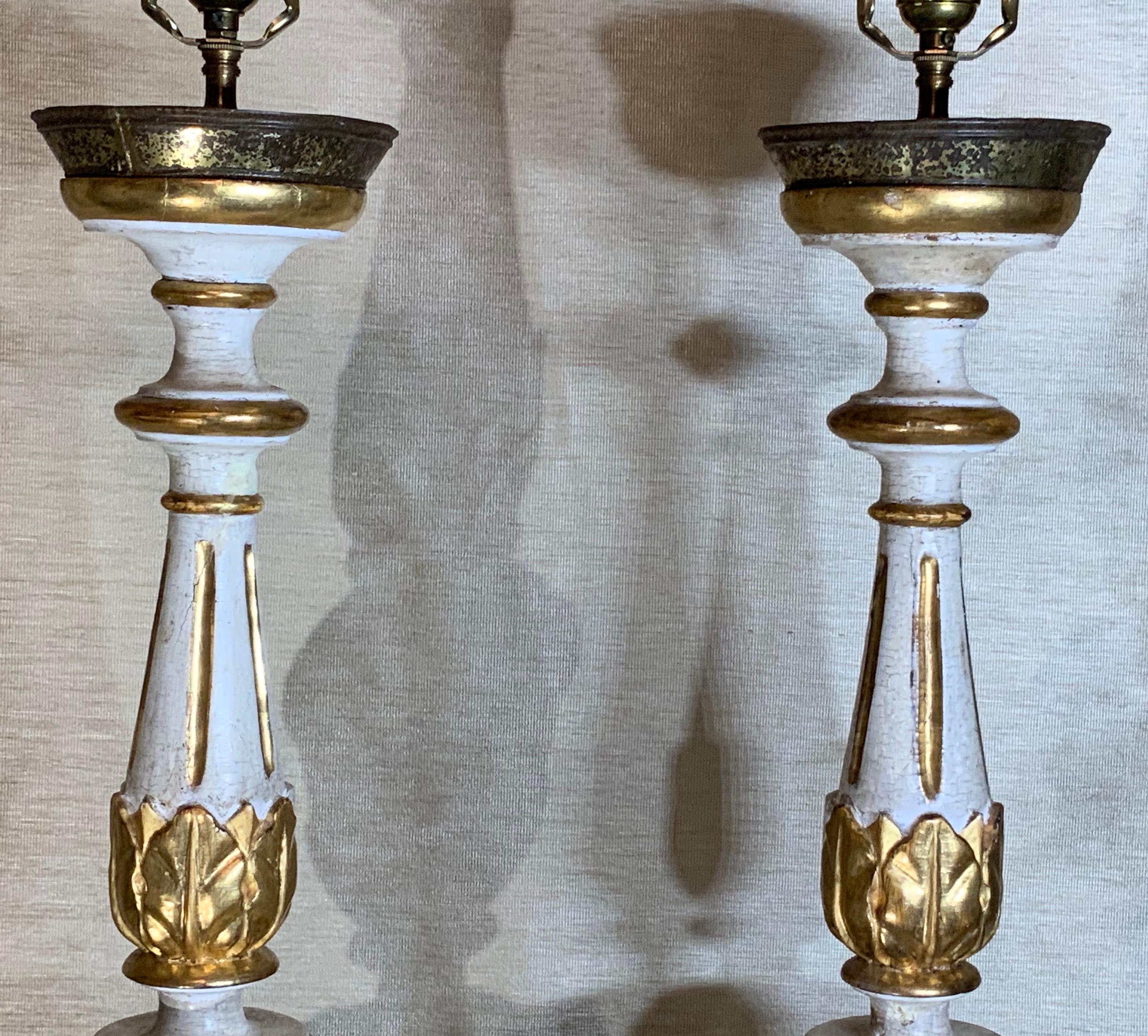 Pair of Neoclassical Italian Carved Gold Giltwood Candlestick Table Lamps For Sale 3