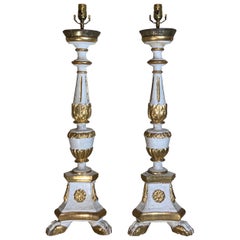 Coppia di lampade da tavolo neoclassiche italiane intagliate in oro e legno dorato
