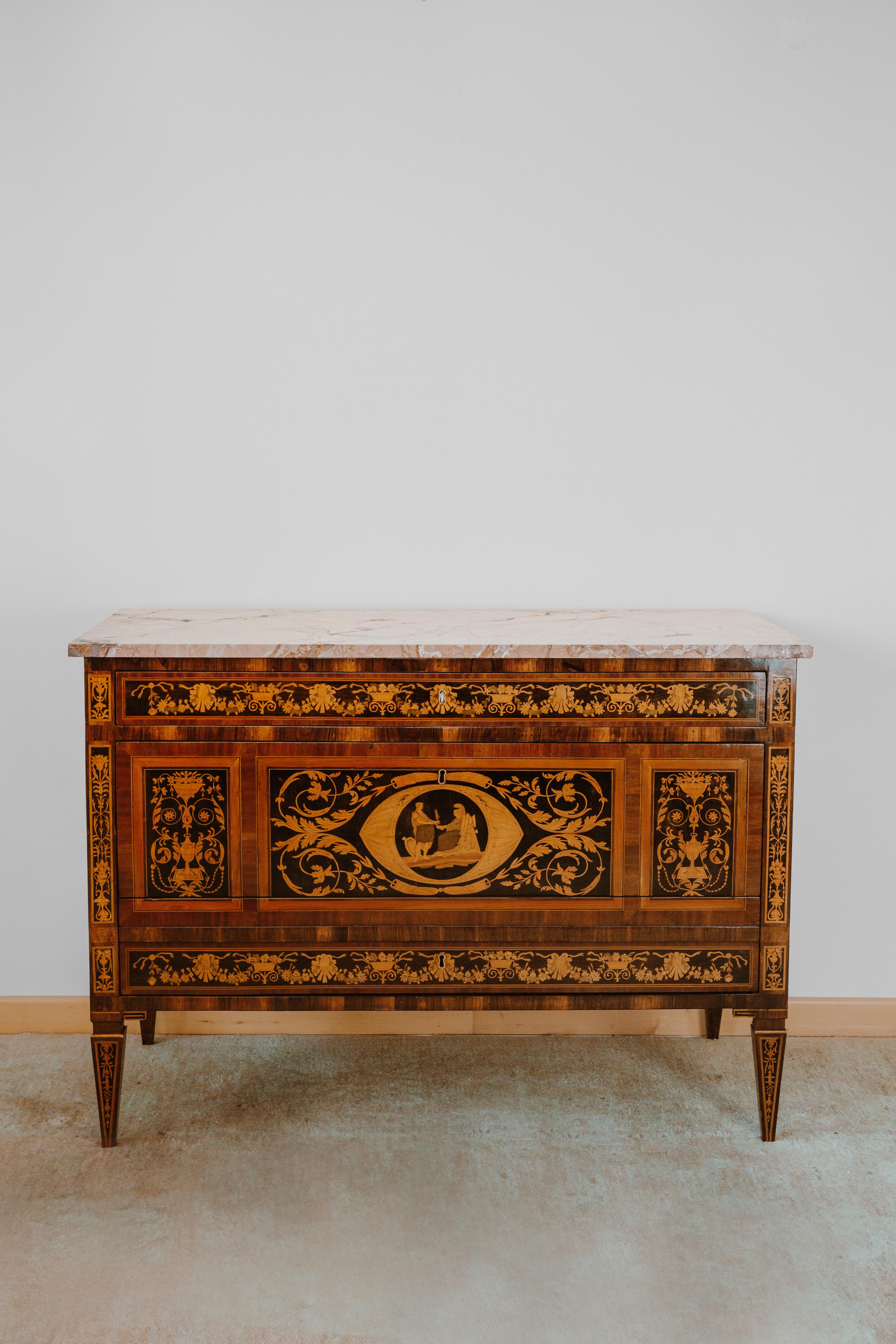 Neoclassical Pair of neoclassical Italian chests of drawers in inlaid wood, XVIII century For Sale