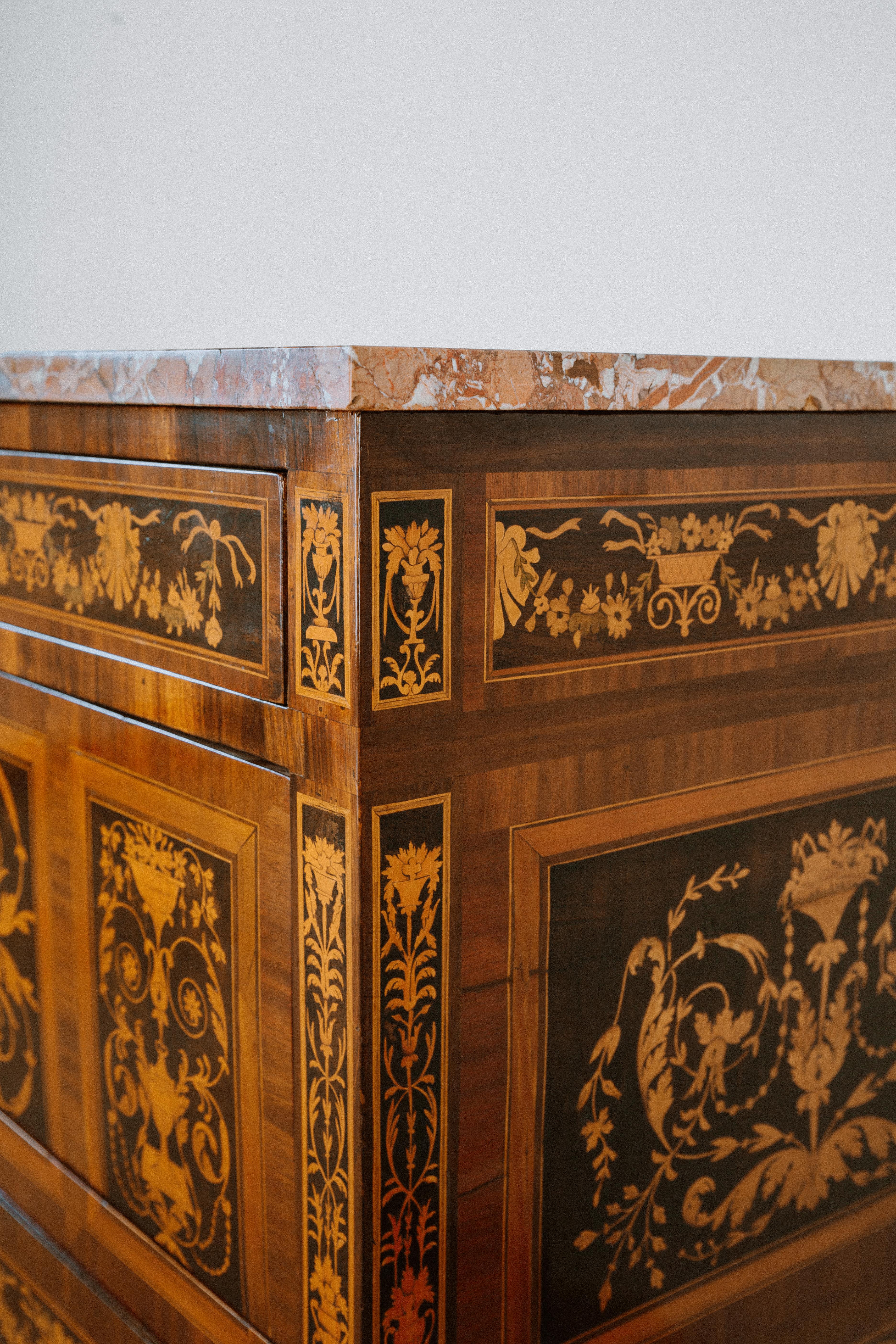 Paar neoklassizistische italienische Kommoden mit Intarsien aus Holz, XVIII. Jahrhundert (Italienisch) im Angebot