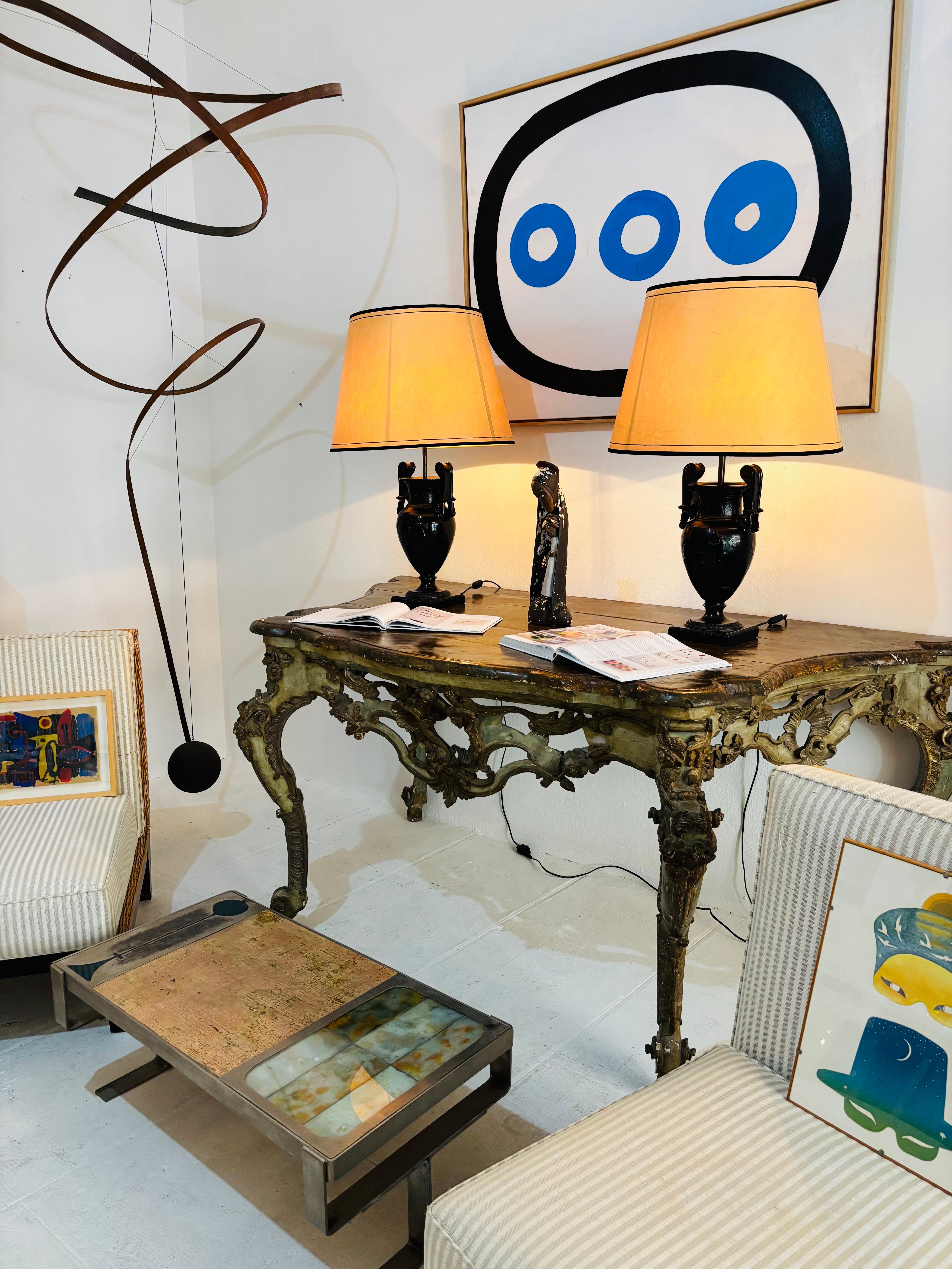Paar neoklassische Lampen Antiker Vasendekor, schwarzes Harz, CIRCA 1970, Frankreich (Moderne) im Angebot