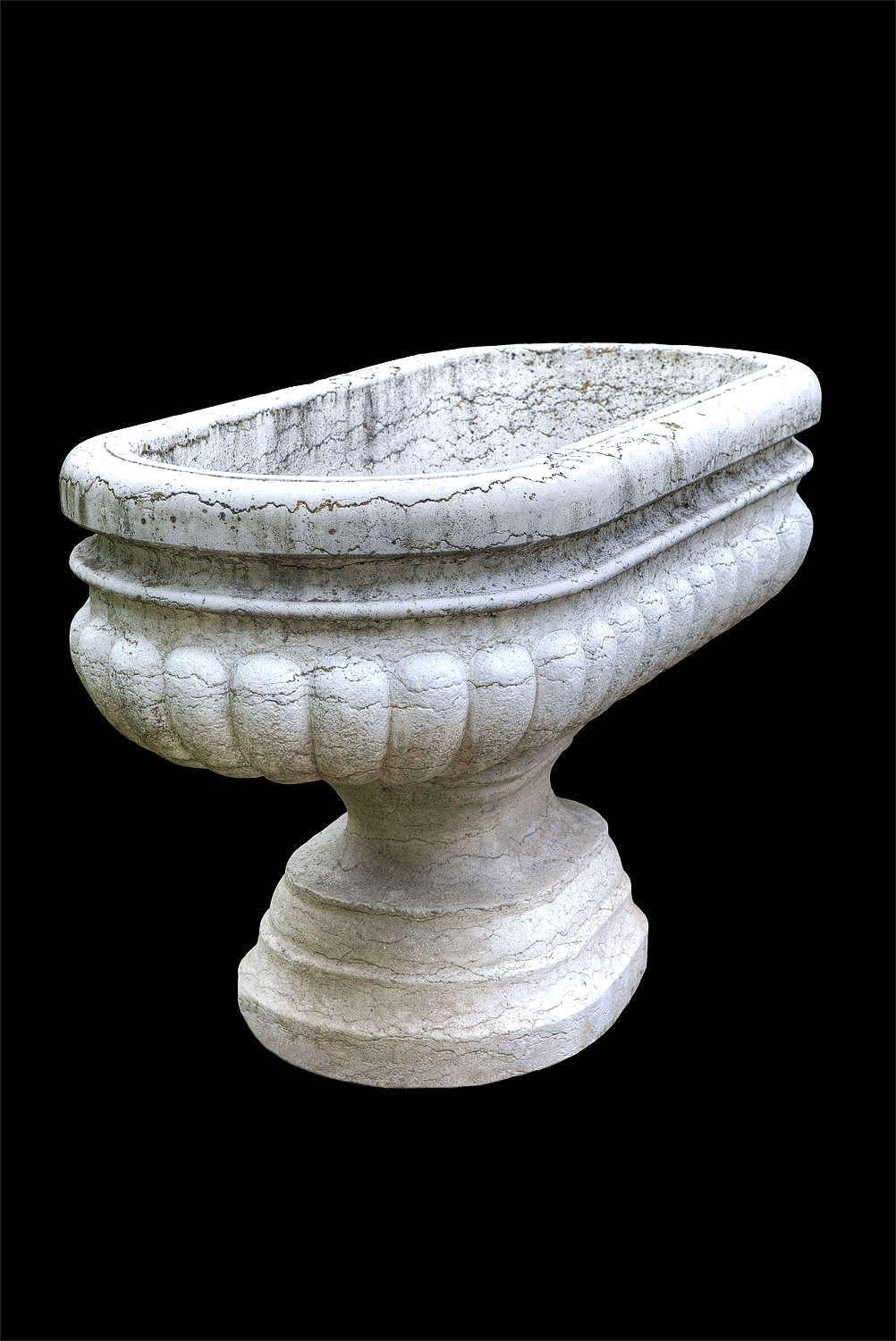 Paire de grands vases néoclassiques sculptés en pierre de Istria 1740' en vente 4