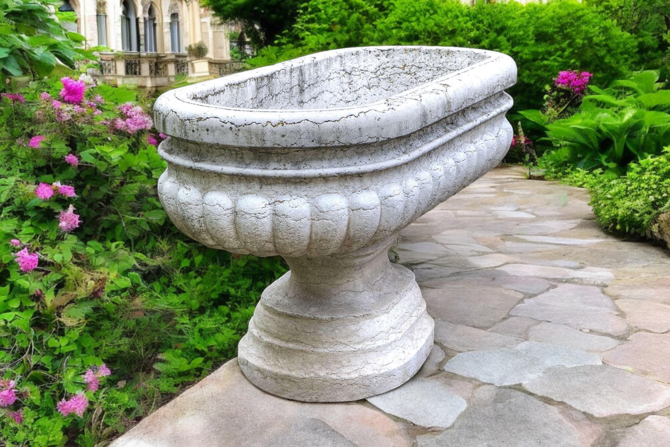 italien Paire de grands vases néoclassiques sculptés en pierre de Istria 1740' en vente