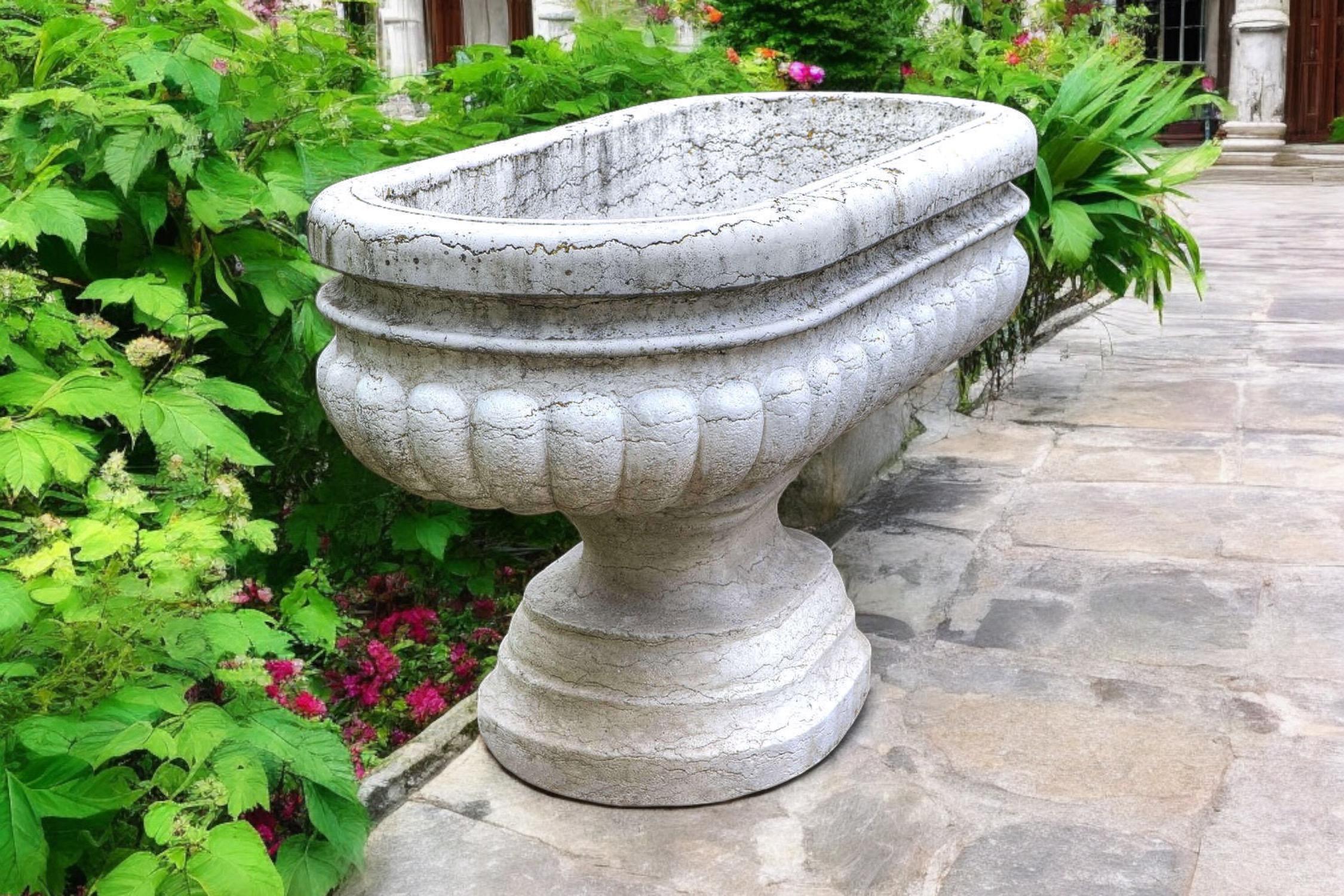 XVIIIe siècle Paire de grands vases néoclassiques sculptés en pierre de Istria 1740' en vente