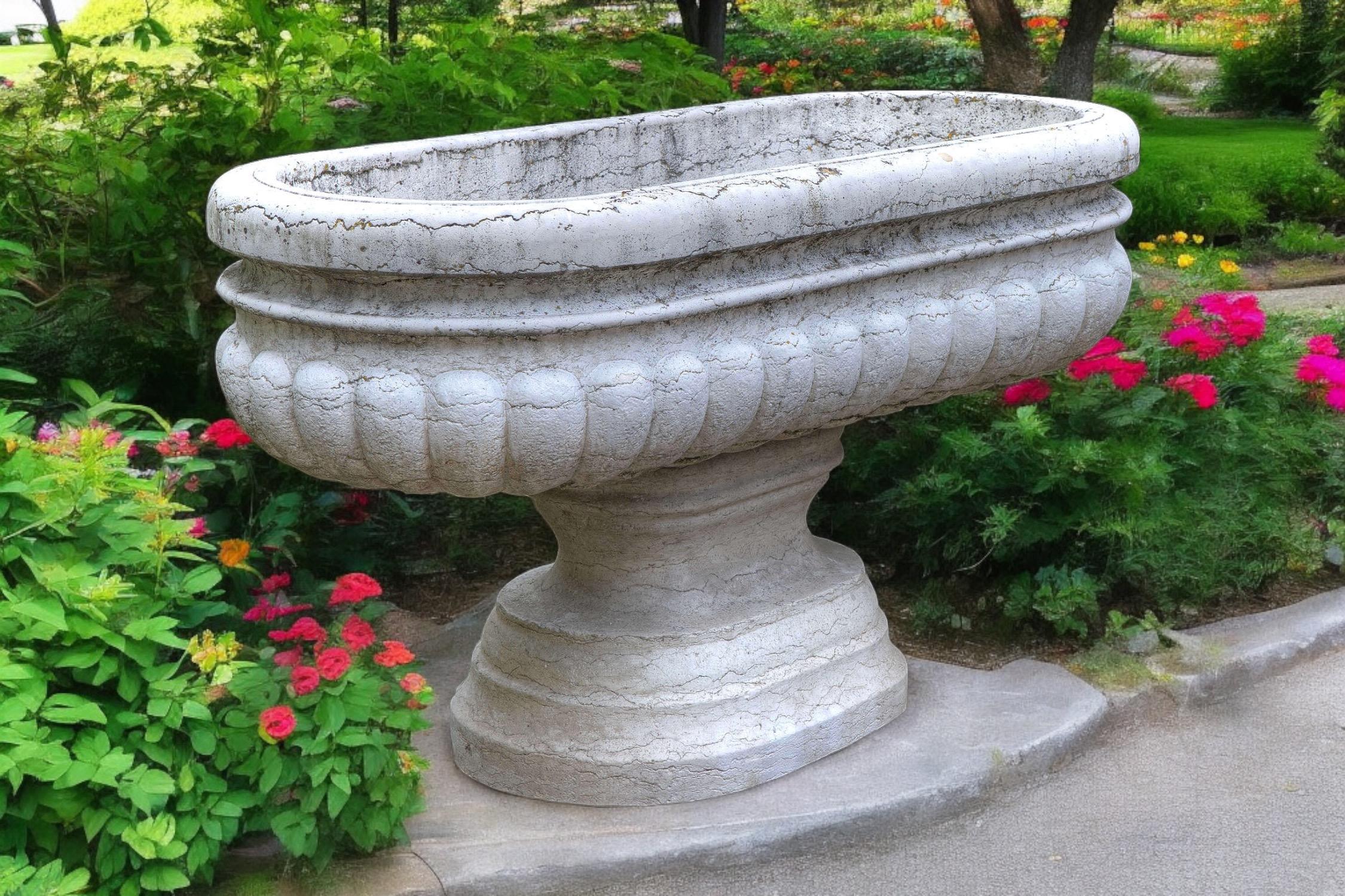 Paire de grands vases néoclassiques sculptés en pierre de Istria 1740' en vente 1