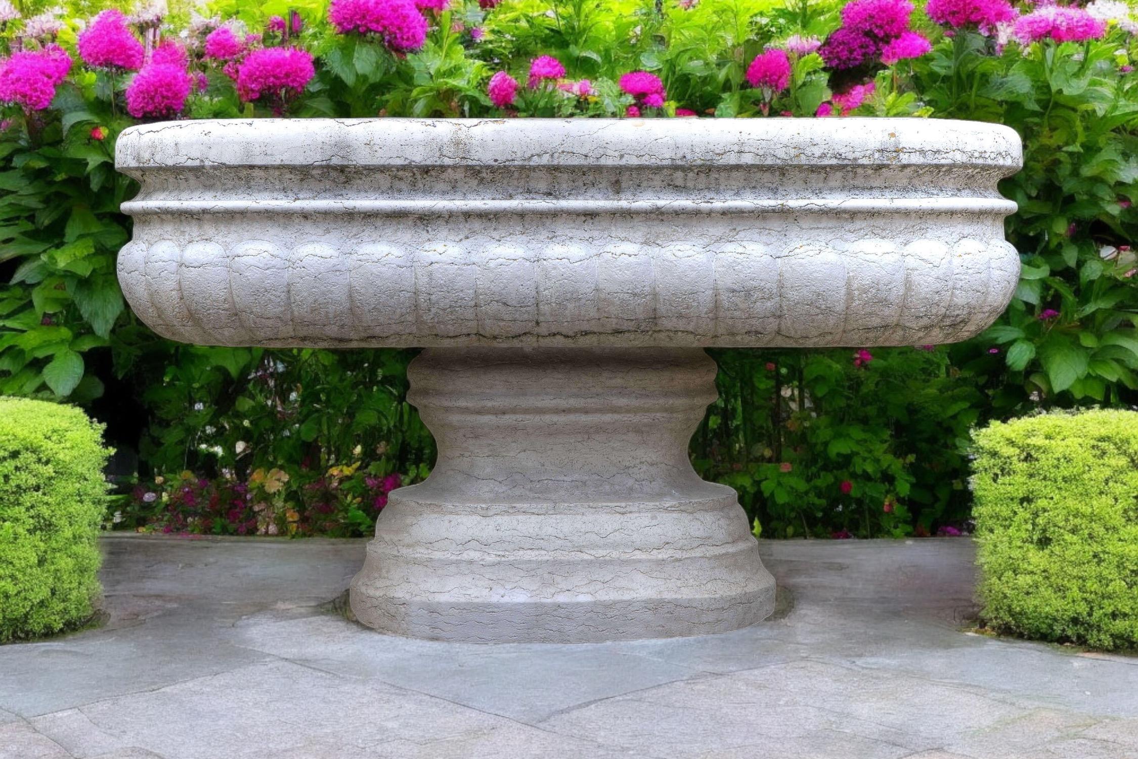 Paire de grands vases néoclassiques sculptés en pierre de Istria 1740' en vente 2