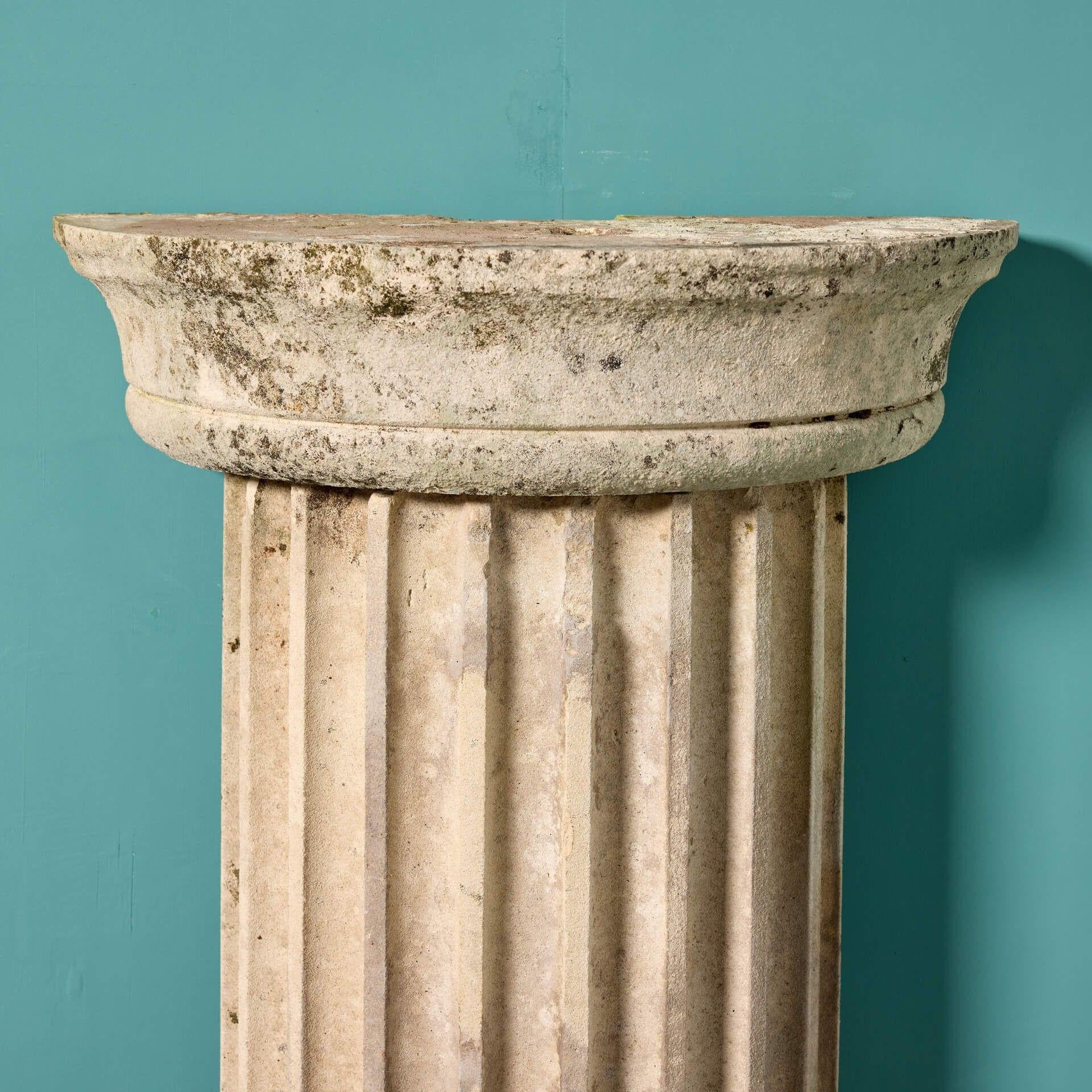 Neoclassico Coppia di piedistalli a colonna neoclassici in pietra calcarea in vendita