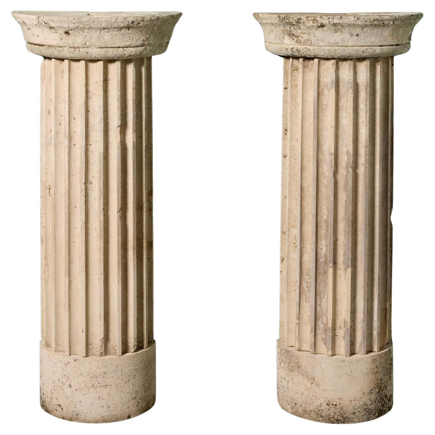 Paire de piédestaux néoclassiques à colonne en pierre calcaire en vente
