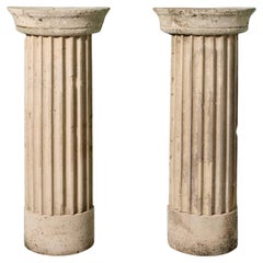 Coppia di piedistalli a colonna neoclassici in pietra calcarea