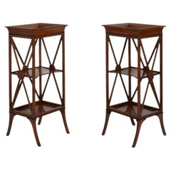 Paire de tables de chevet néoclassiques en acajou, années 1960.