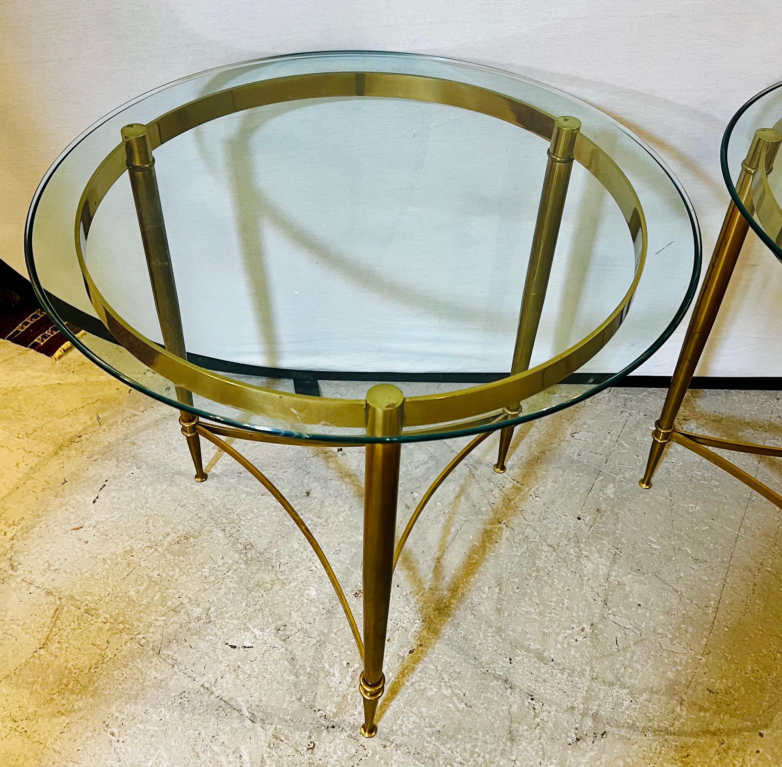 Peppen Sie Ihren Raum mit diesem exquisiten Paar runder Beistelltische im neoklassischen Maison Jansen-Stil auf. Mit ihrer harmonischen Mischung aus Glas und Messing verkörpern diese Tische die zeitlose Eleganz des französischen Designs und der