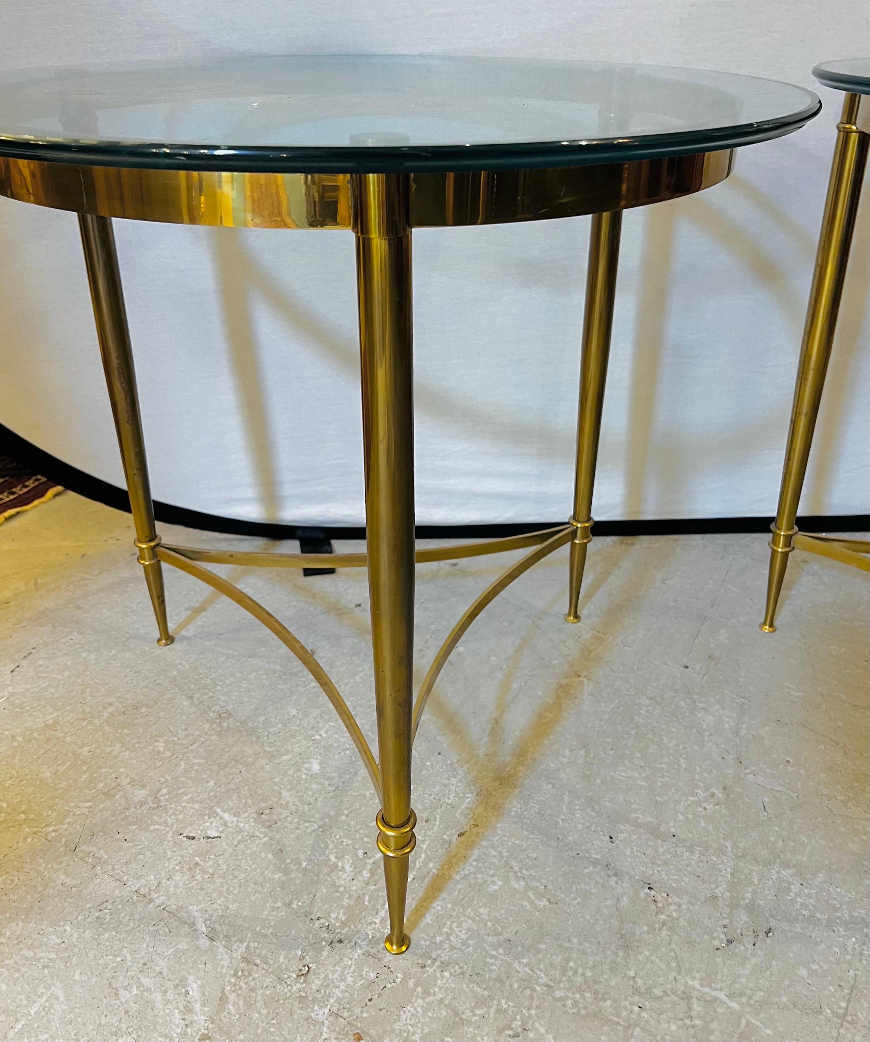 Paar neoklassizistische Beistelltische aus Glas und Messing im Maison Jansen-Stil im Zustand „Gut“ in West Hartford, CT