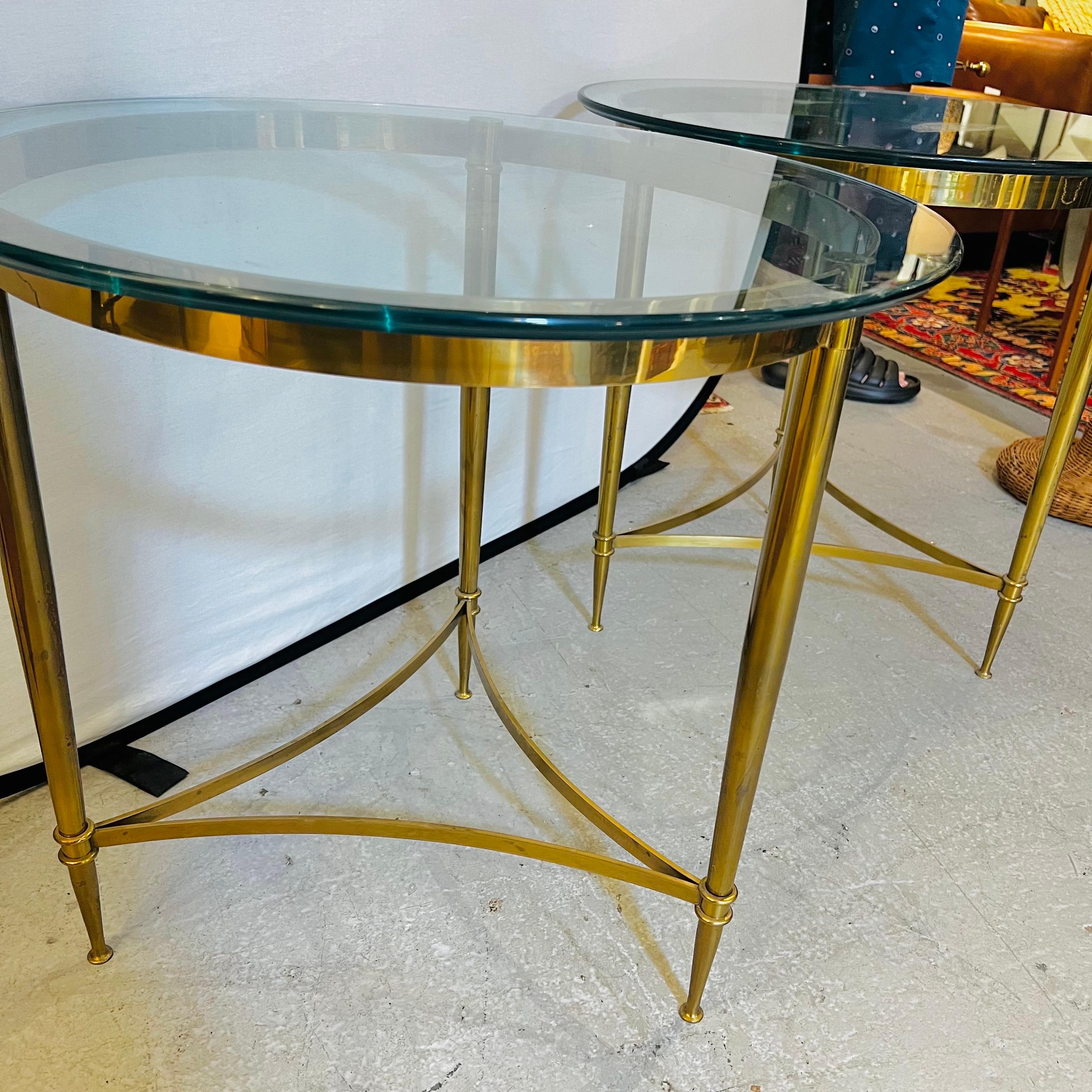 Paar neoklassizistische Beistelltische aus Glas und Messing im Maison Jansen-Stil 1