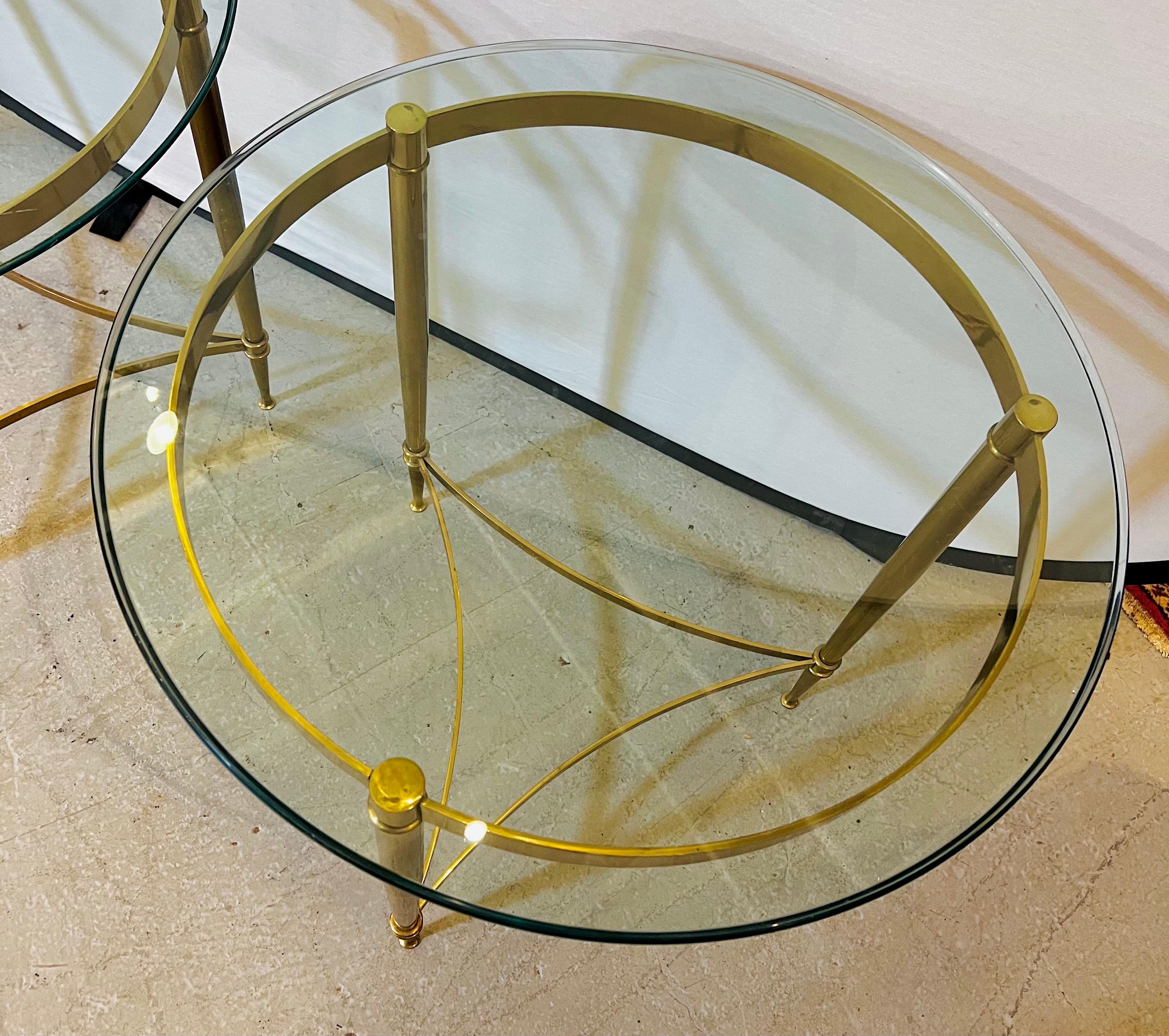 Paar neoklassizistische Beistelltische aus Glas und Messing im Maison Jansen-Stil 2