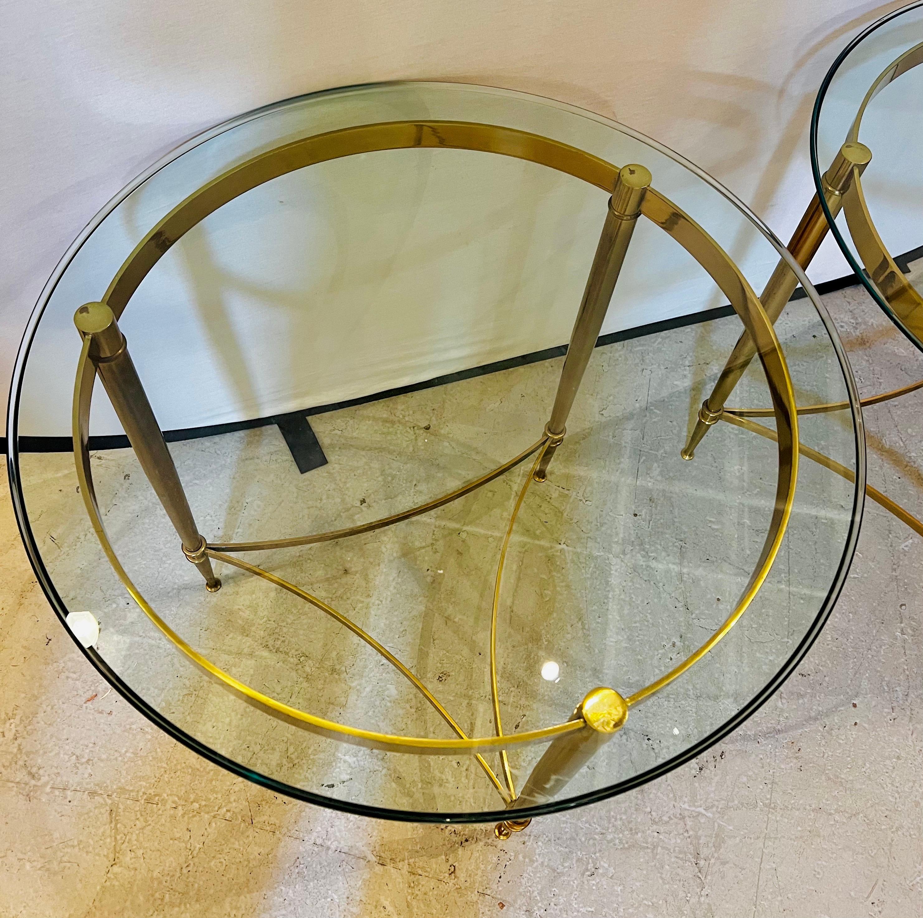 Paar neoklassizistische Beistelltische aus Glas und Messing im Maison Jansen-Stil 3