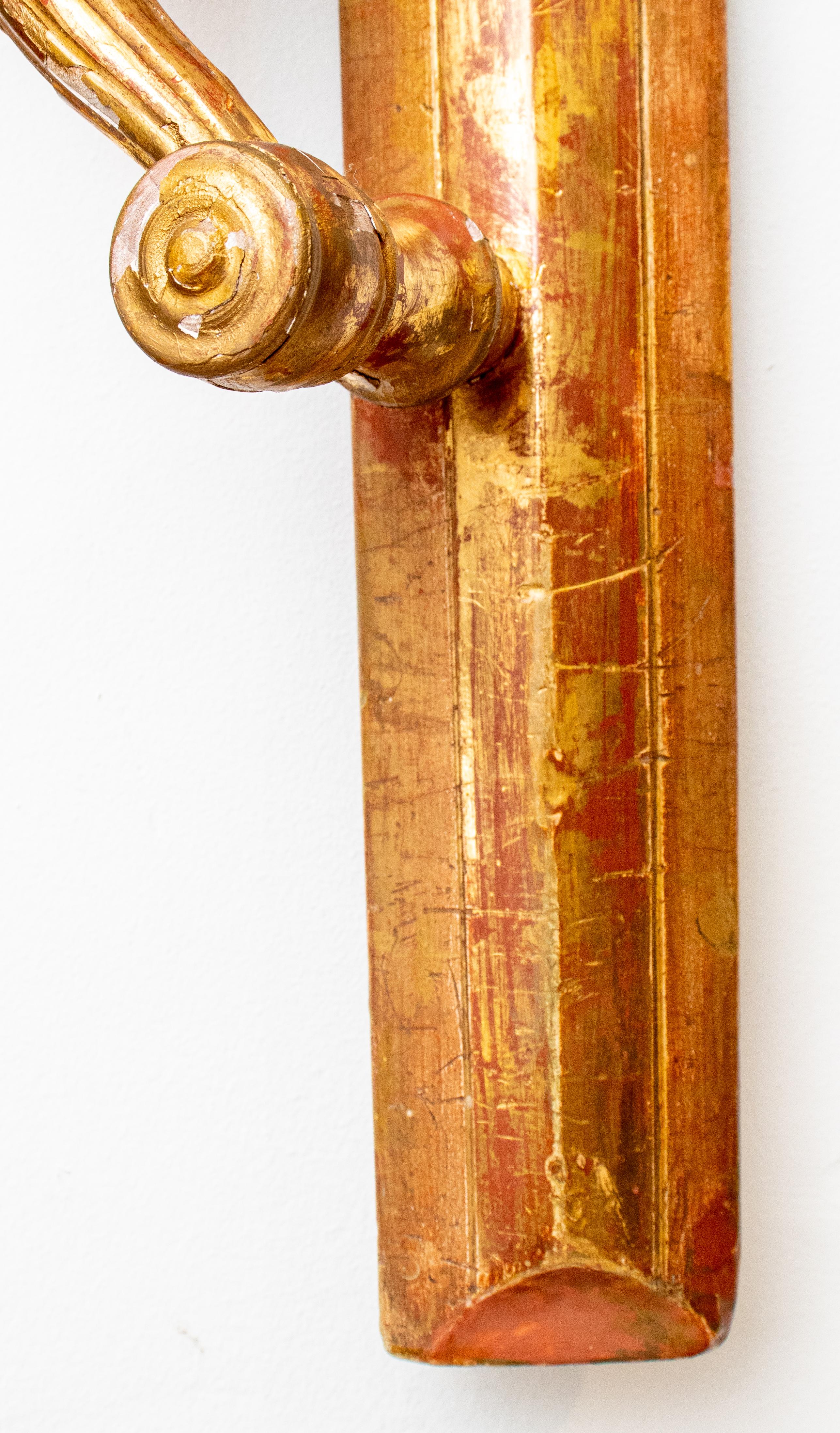 Zwei zweiarmige Wandleuchten aus vergoldetem Holz im neoklassizistischen Stil mit ausladendem Blattmotiv und hellbraunen, satinierten Lampenschirmen. 29.5