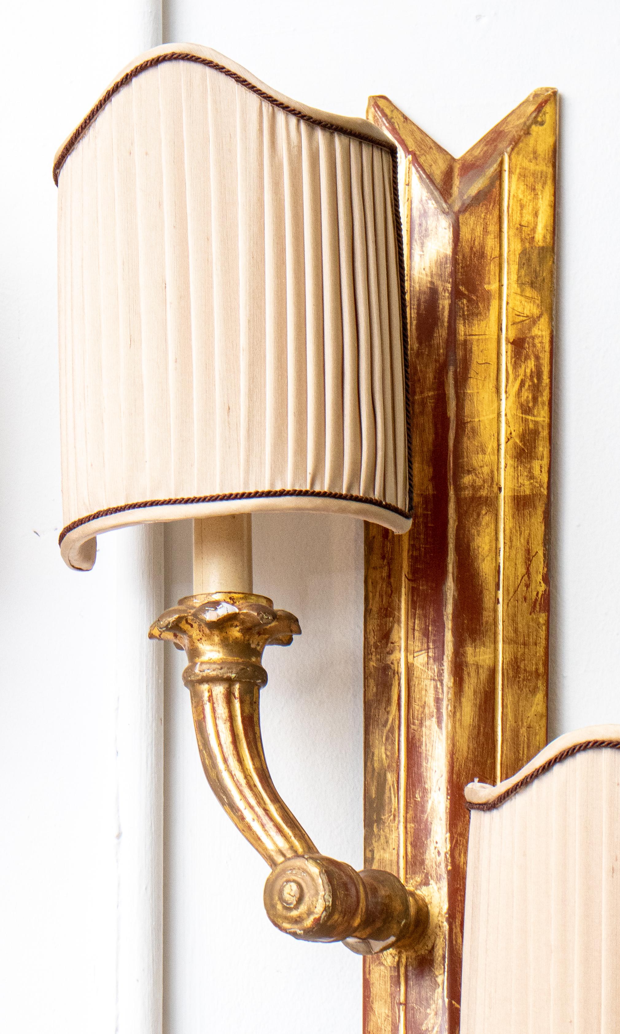 Paar neoklassizistische Wandleuchter aus vergoldetem Holz im Angebot 1
