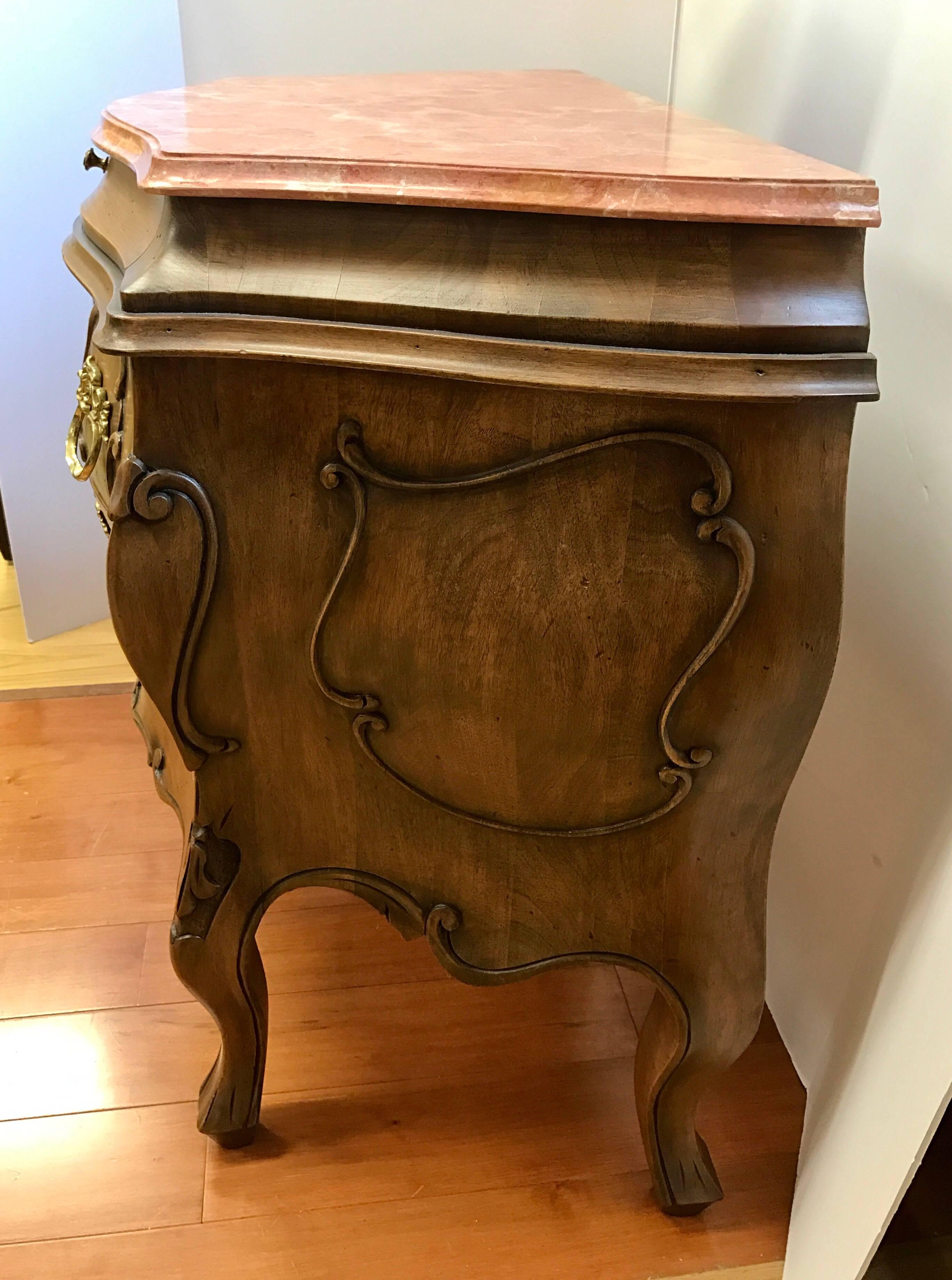 Pair of Neoclassical Marble-Top Three-Drawer Nightstands Bombe Chests In Excellent Condition In West Hartford, CT