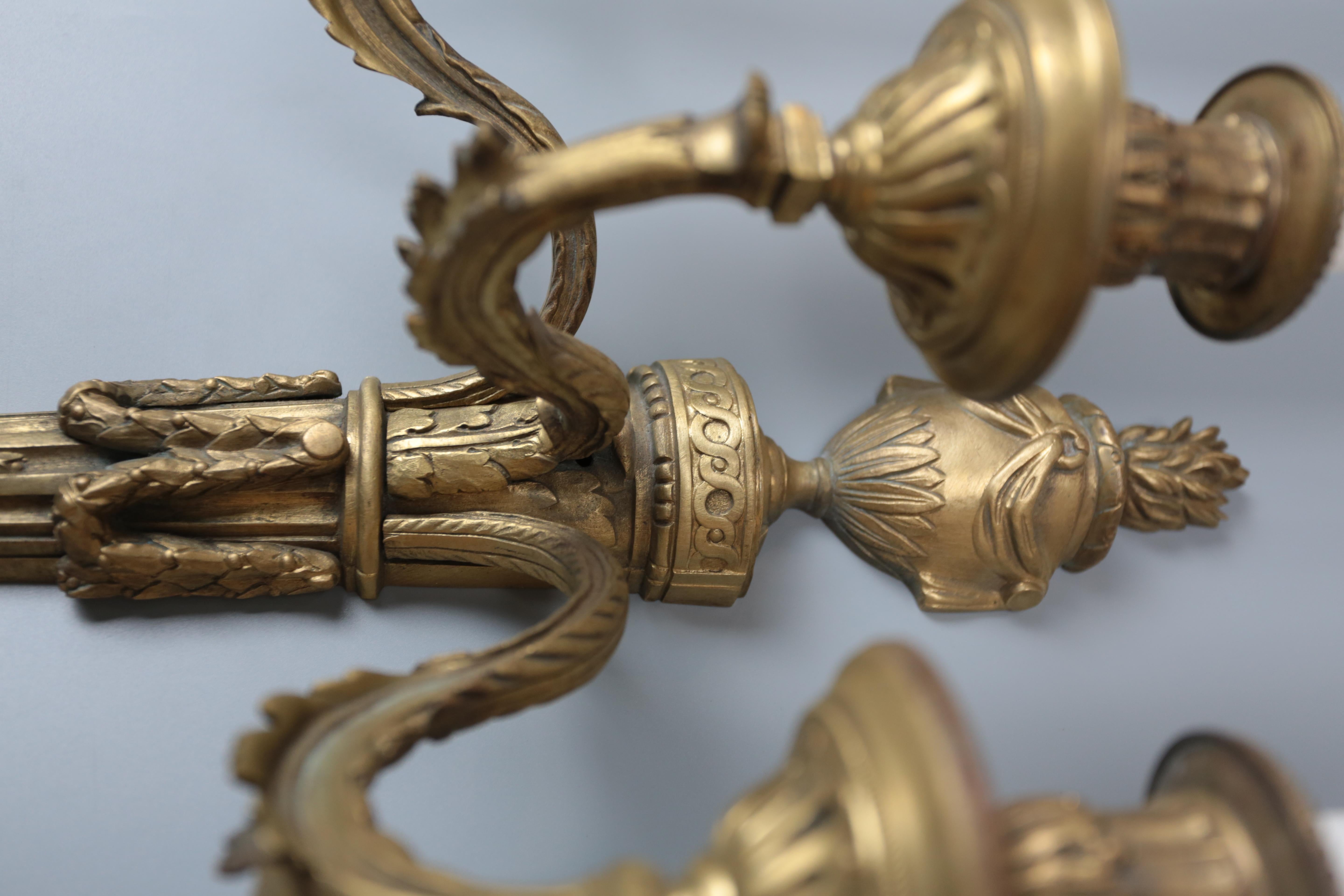 Gold Pair of neoclassical Mazarin wall sconces For Sale