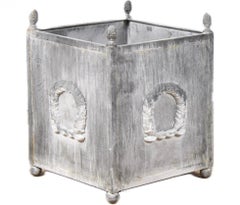Par de maceteros neoclásicos de metal, pátina gris, con motivo de corona