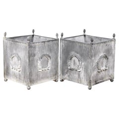 Paire de jardinières néoclassiques en métal, patine grise, motif de couronne
