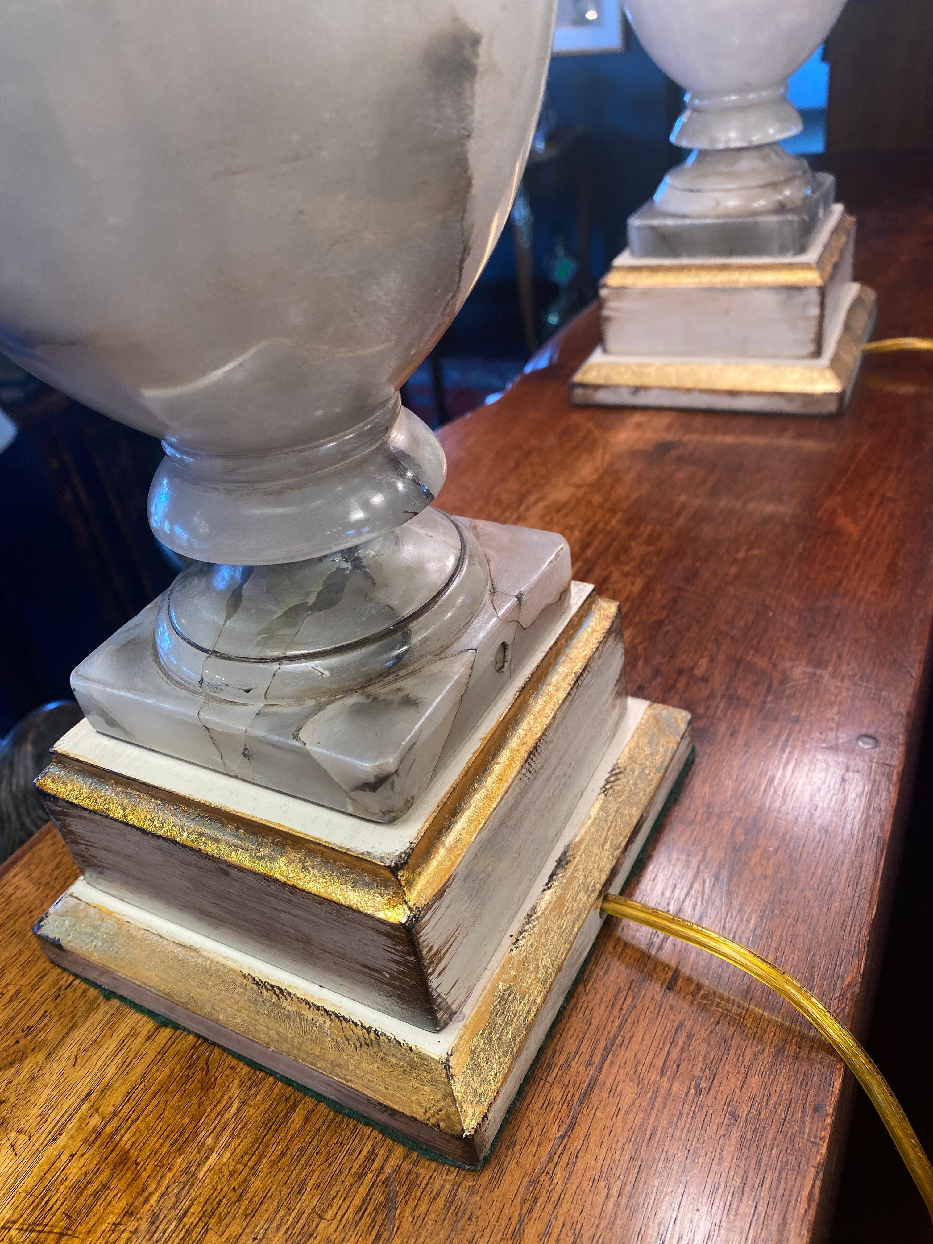 Paire de lampes de bureau néoclassiques en forme d'urne en onyx de style néoclassique en vente 3