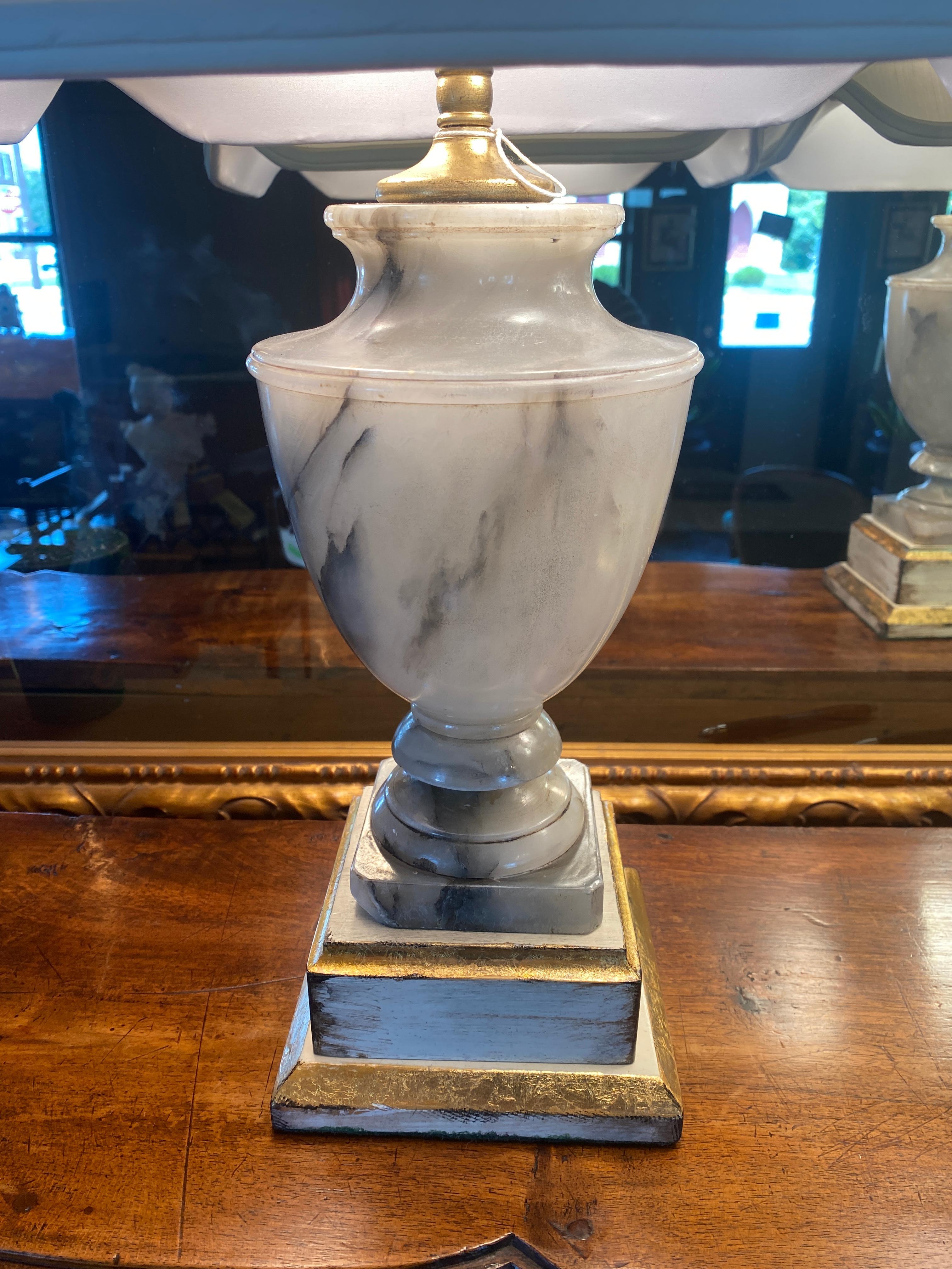 Américain Paire de lampes de bureau néoclassiques en forme d'urne en onyx de style néoclassique en vente
