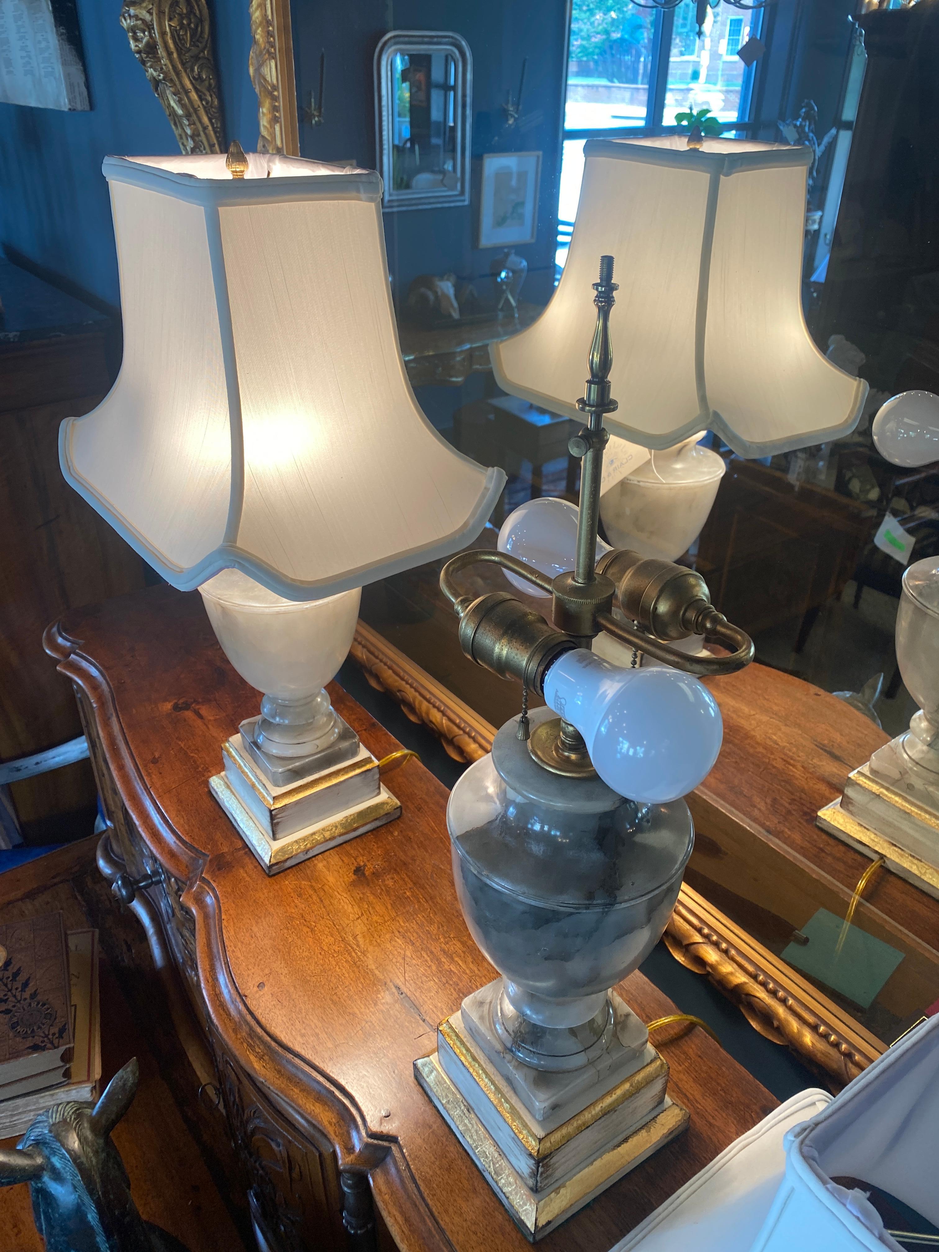 Paire de lampes de bureau néoclassiques en forme d'urne en onyx de style néoclassique Bon état - En vente à Nashville, TN
