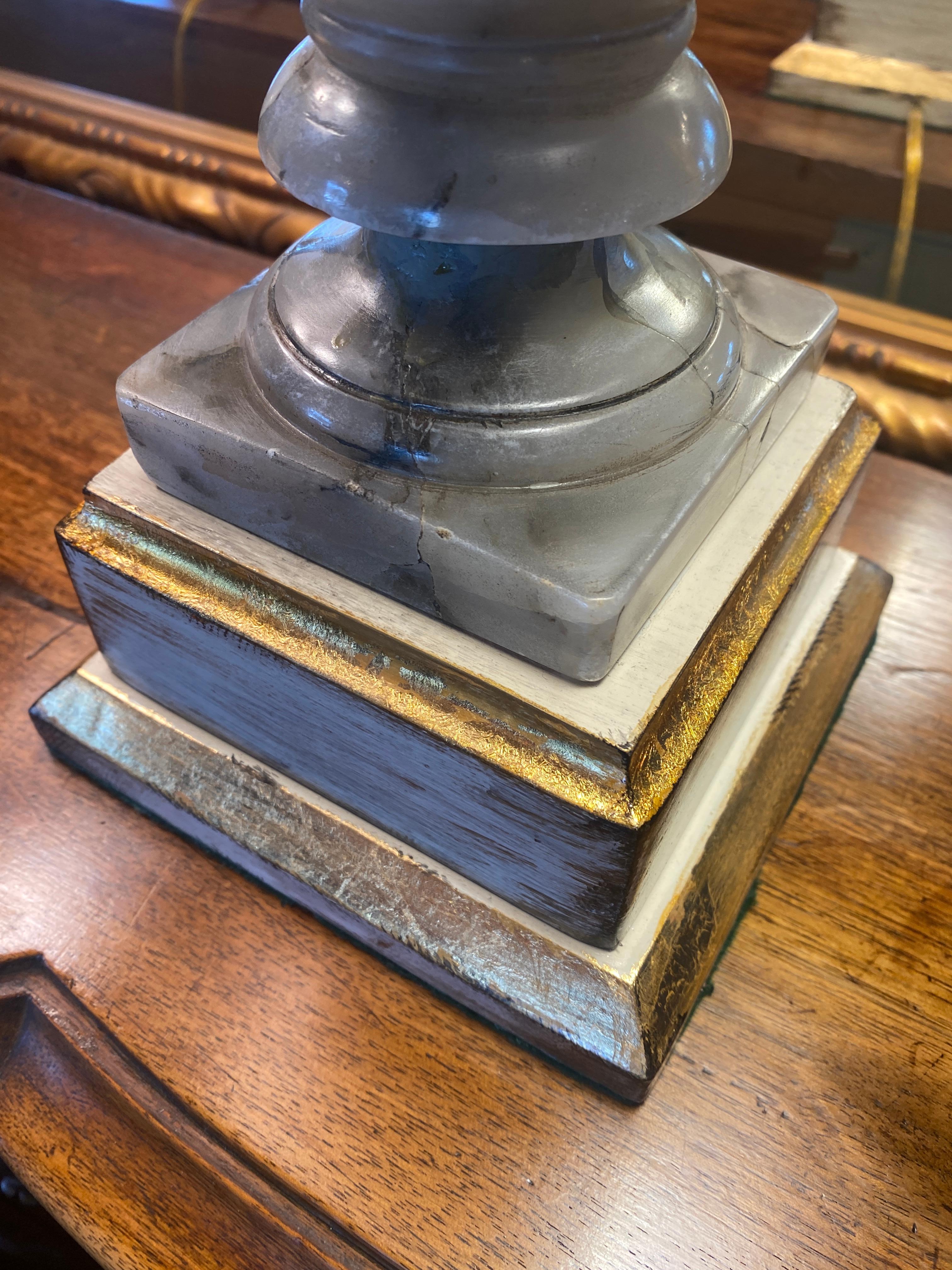 Début du 20ème siècle Paire de lampes de bureau néoclassiques en forme d'urne en onyx de style néoclassique en vente