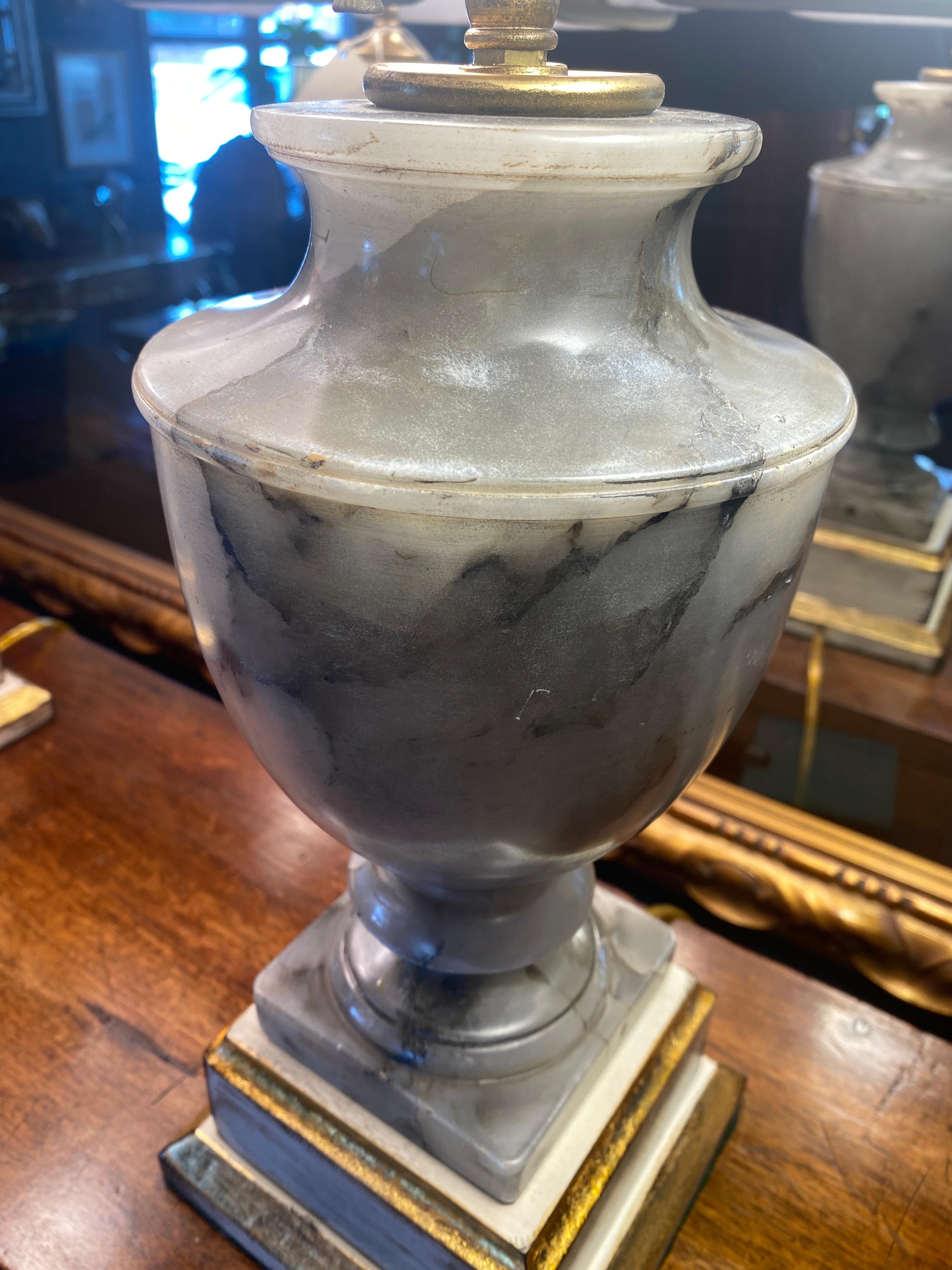 Onyx Paire de lampes de bureau néoclassiques en forme d'urne en onyx de style néoclassique en vente