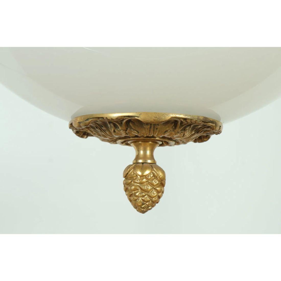 Coppia di ciondoli neoclassici in ormolu e vetro lattiginoso In condizioni buone in vendita a Locust Valley, NY