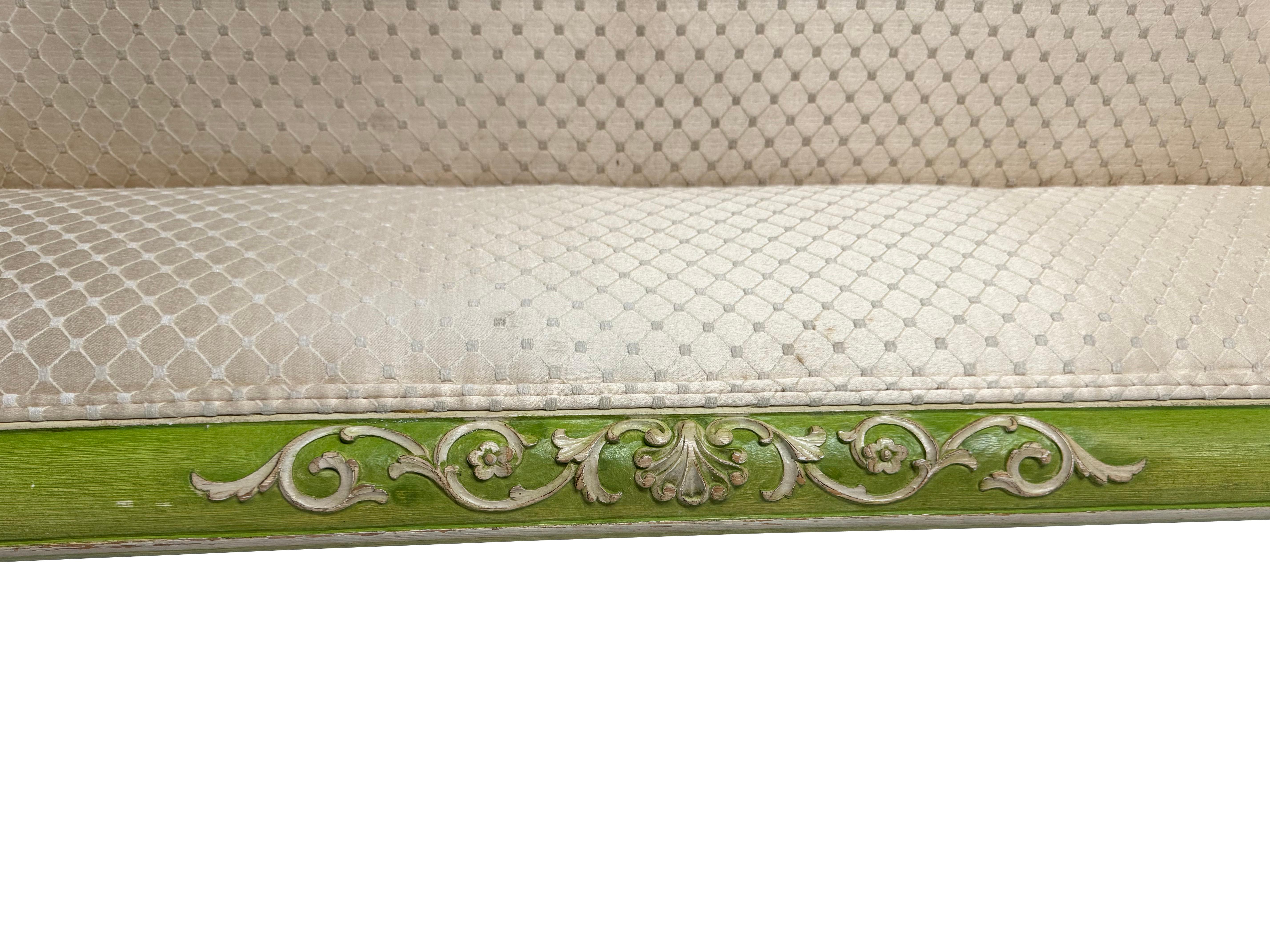 Paire de canapés verts décorés et peints de style néoclassique avec tapisserie crème en vente 3